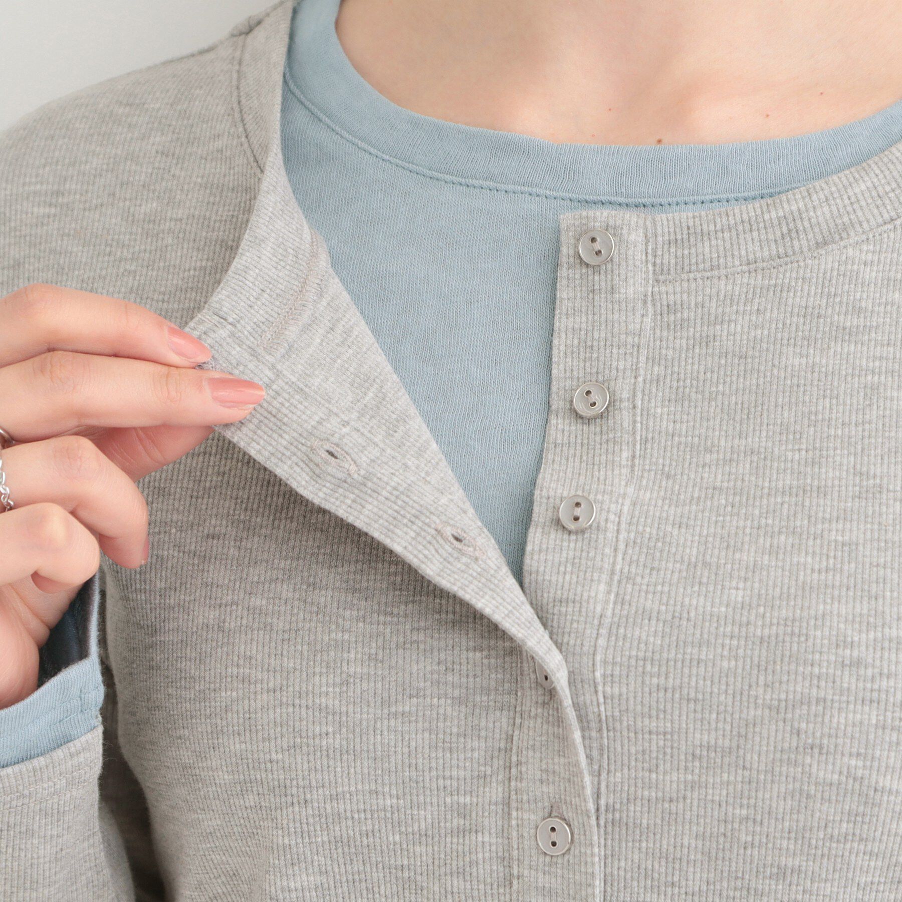 SHOO･LA･RUE「【洗濯機可/S-LL】1枚でサマ見え レイヤード風配色 ヘンリーネックロンT」|Tシャツ・カットソー|