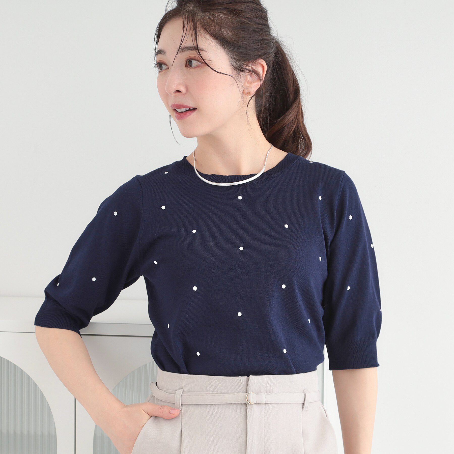 SHOO･LA･RUE「【S-LL/二の腕カバー】品よく隠せる　ドット刺繍5分袖ニット」|ニット・セーター|ネイビー(094)