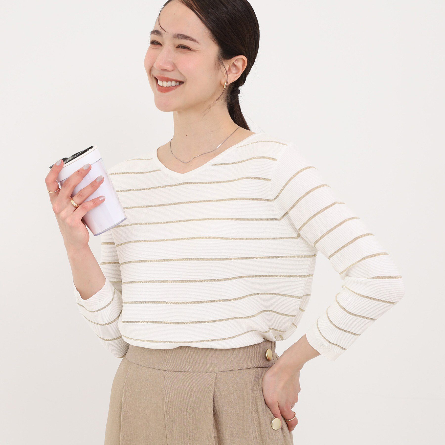 SHOO･LA･RUE「【洗える】デコルテがきれいに見えるVネックラメボーダーニット」|ニット・セーター|オフホワイト(303