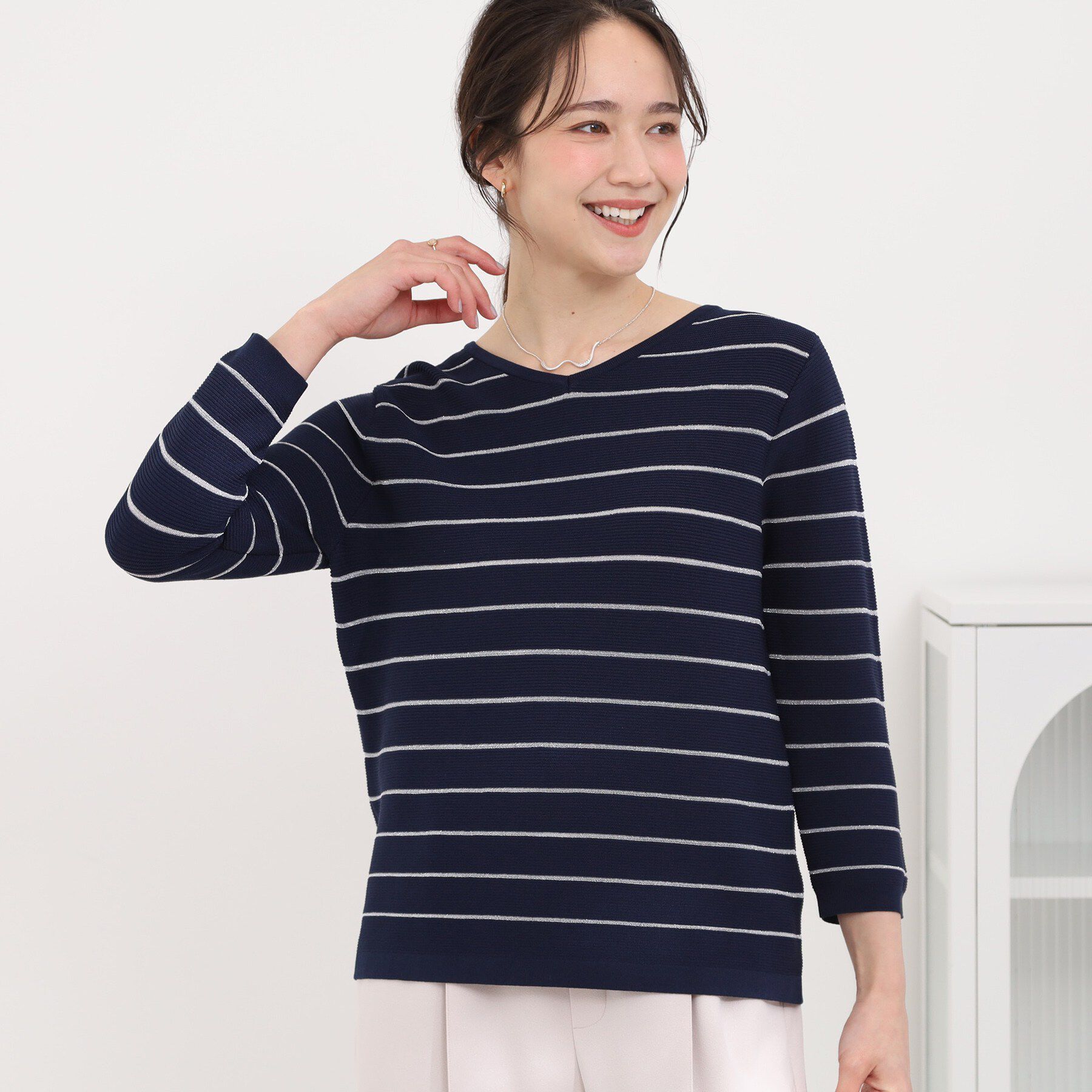 SHOO･LA･RUE「【洗える】デコルテがきれいに見えるVネックラメボーダーニット」|ニット・セーター|