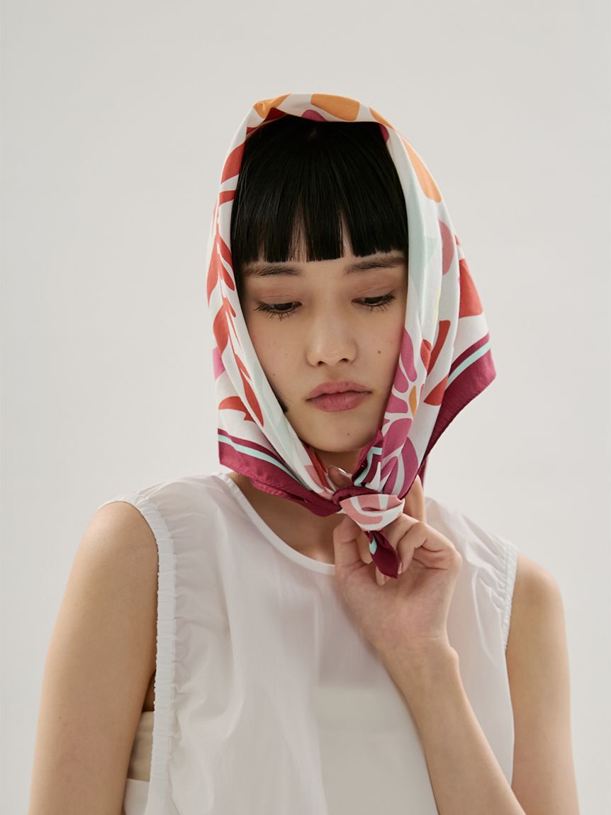 emmi atelier「フラワープリントスカーフ」|バンダナ・スカーフ|
