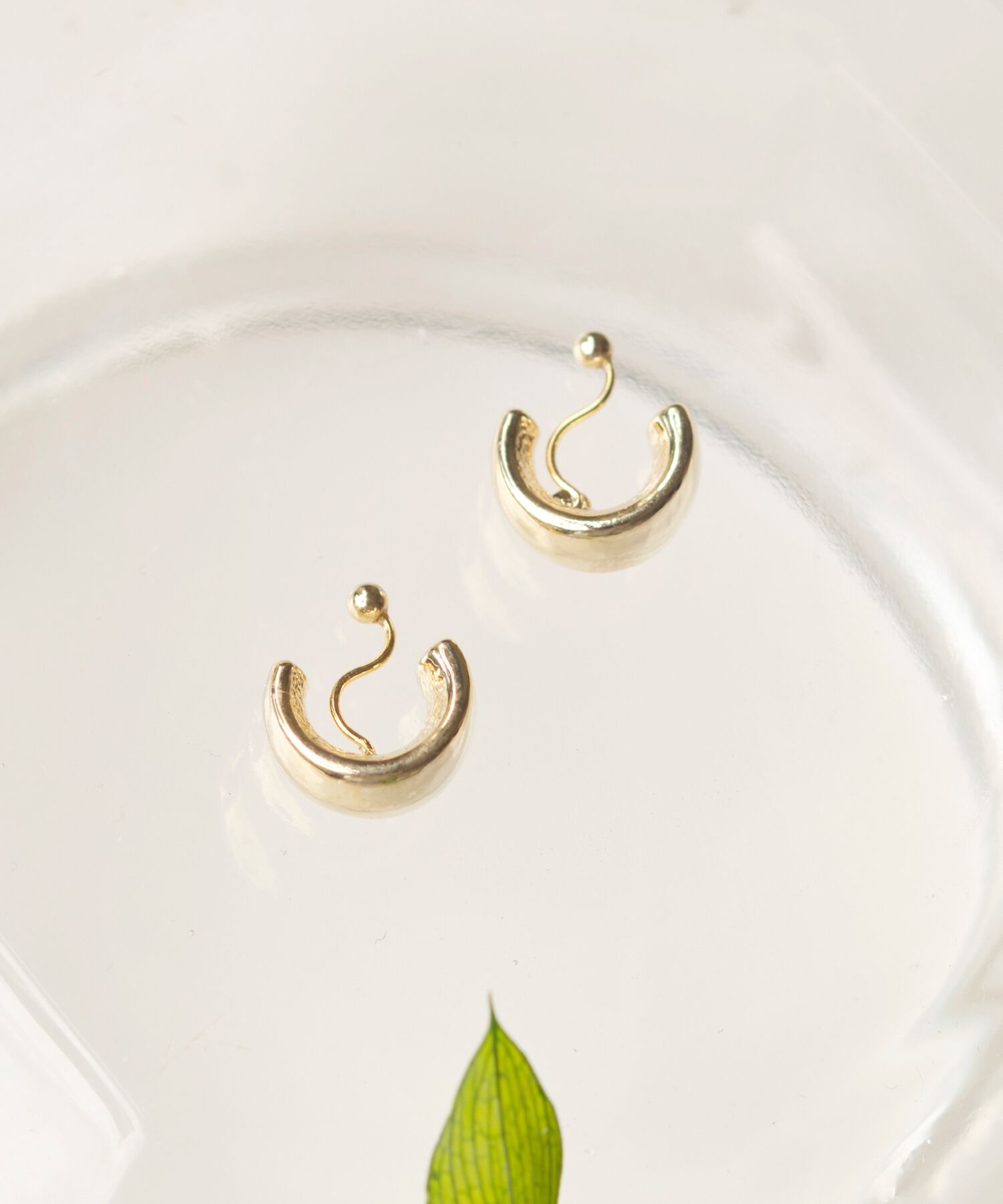 Phoebe「【金属アレルギー対応】【痛くないシリーズ】モードミニマルフープライトフィットイヤリング　ゴールド」|イヤリング|