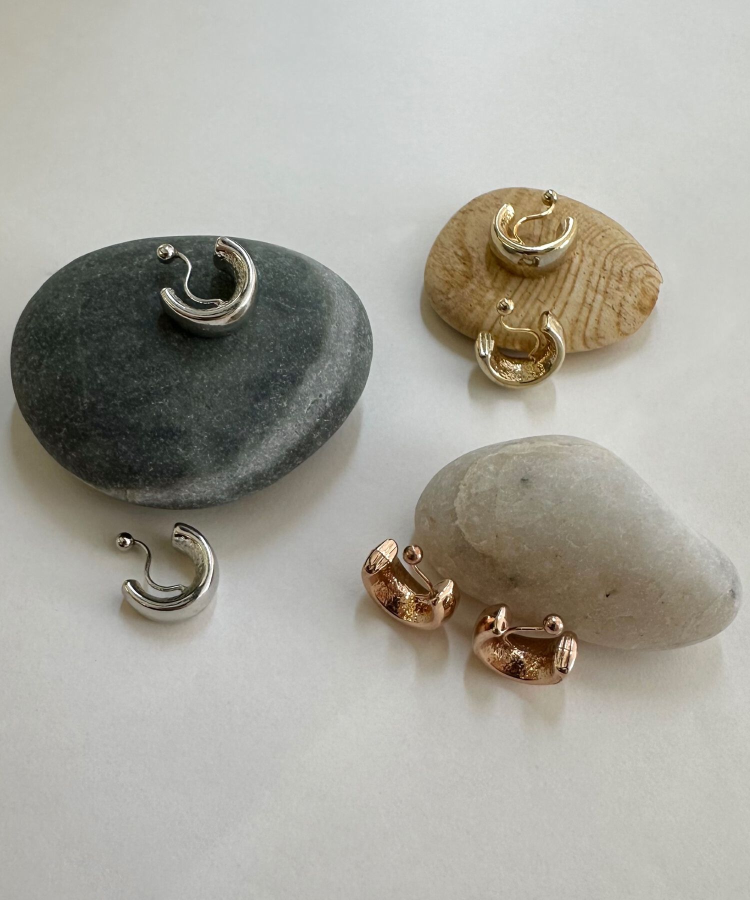 Phoebe「【金属アレルギー対応】【痛くないシリーズ】モードミニマルフープライトフィットイヤリング　ゴールド」|イヤリング|