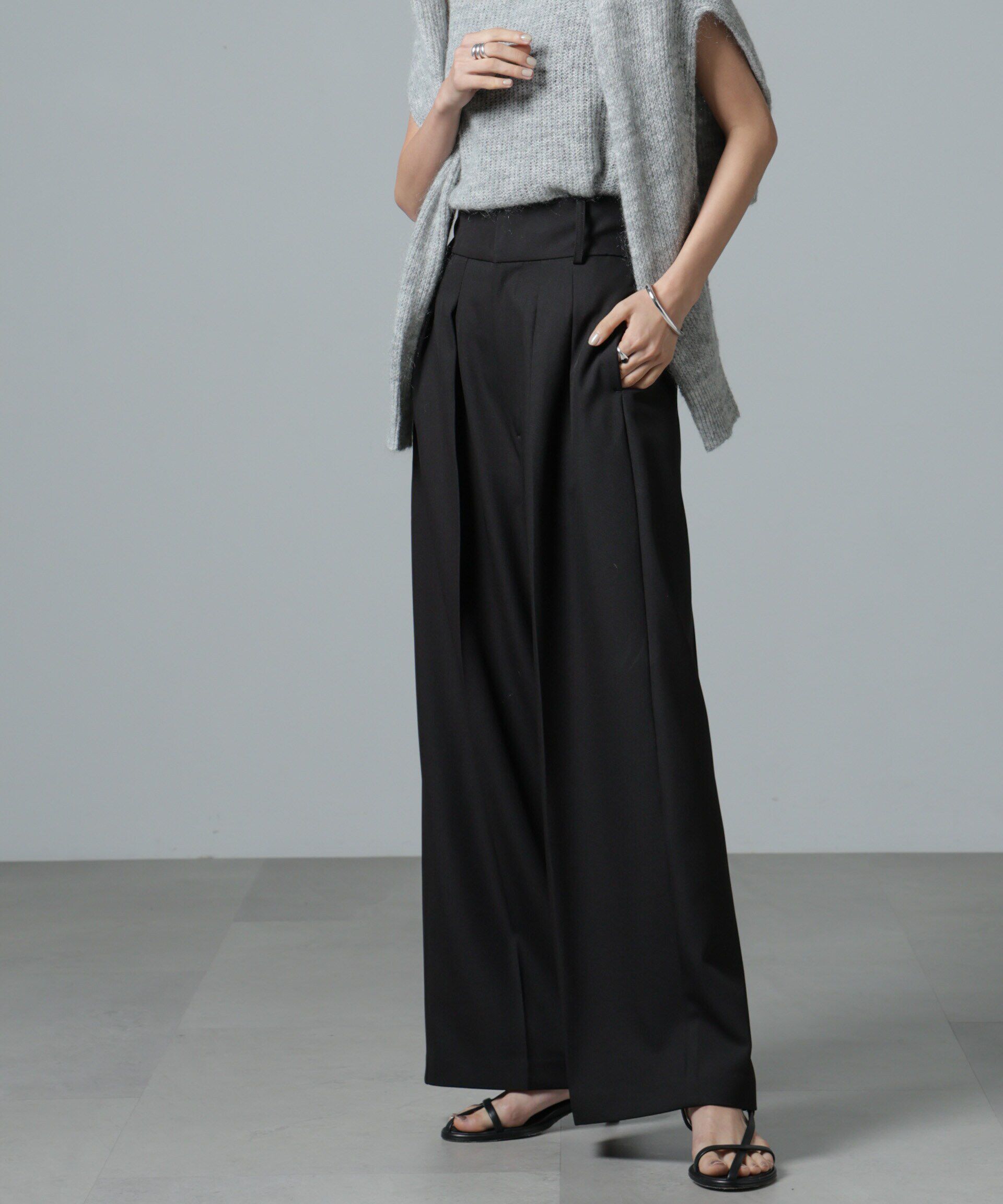 nano･universe「ハイウエスト2タックワイドパンツ」|チノ|ブラック