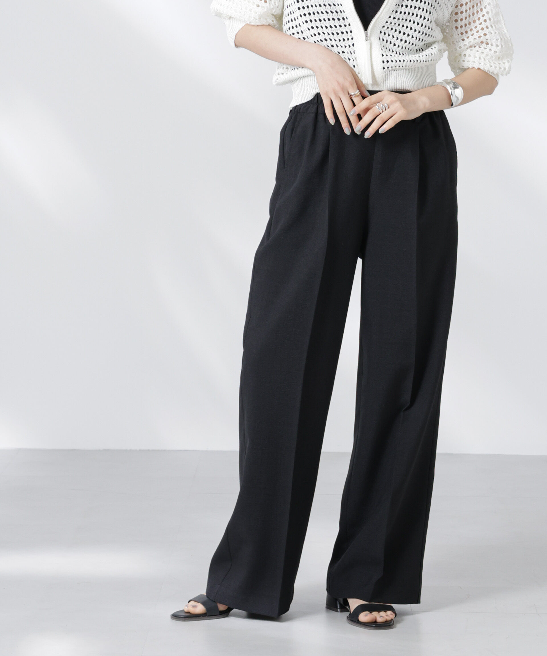 nano･universe「タックイージーセンタープレスストレートパンツ」|チノ|ブラック