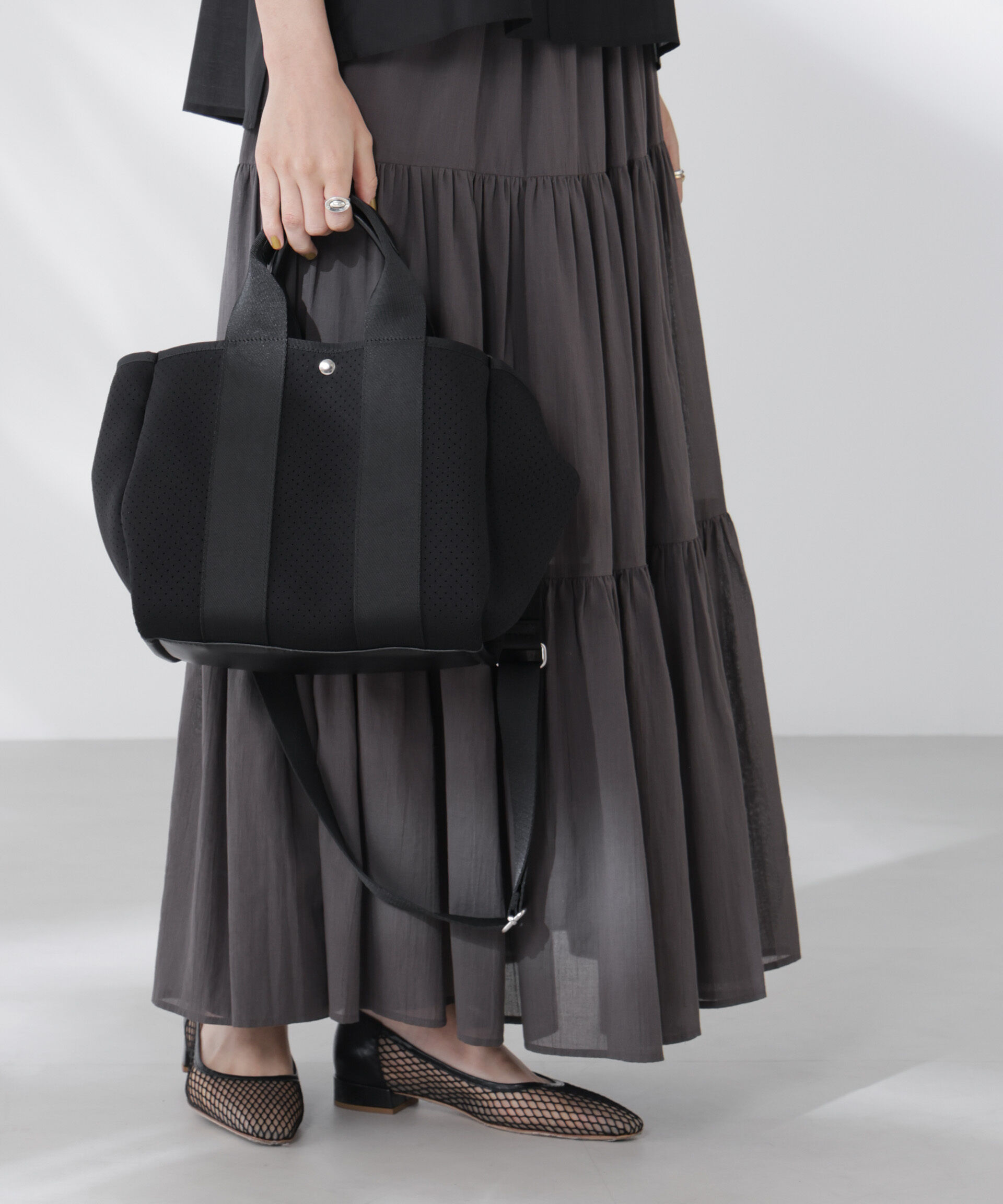 nano･universe「パンチングショルダートートバッグ」|ショルダー・メッセンジャー|ブラック