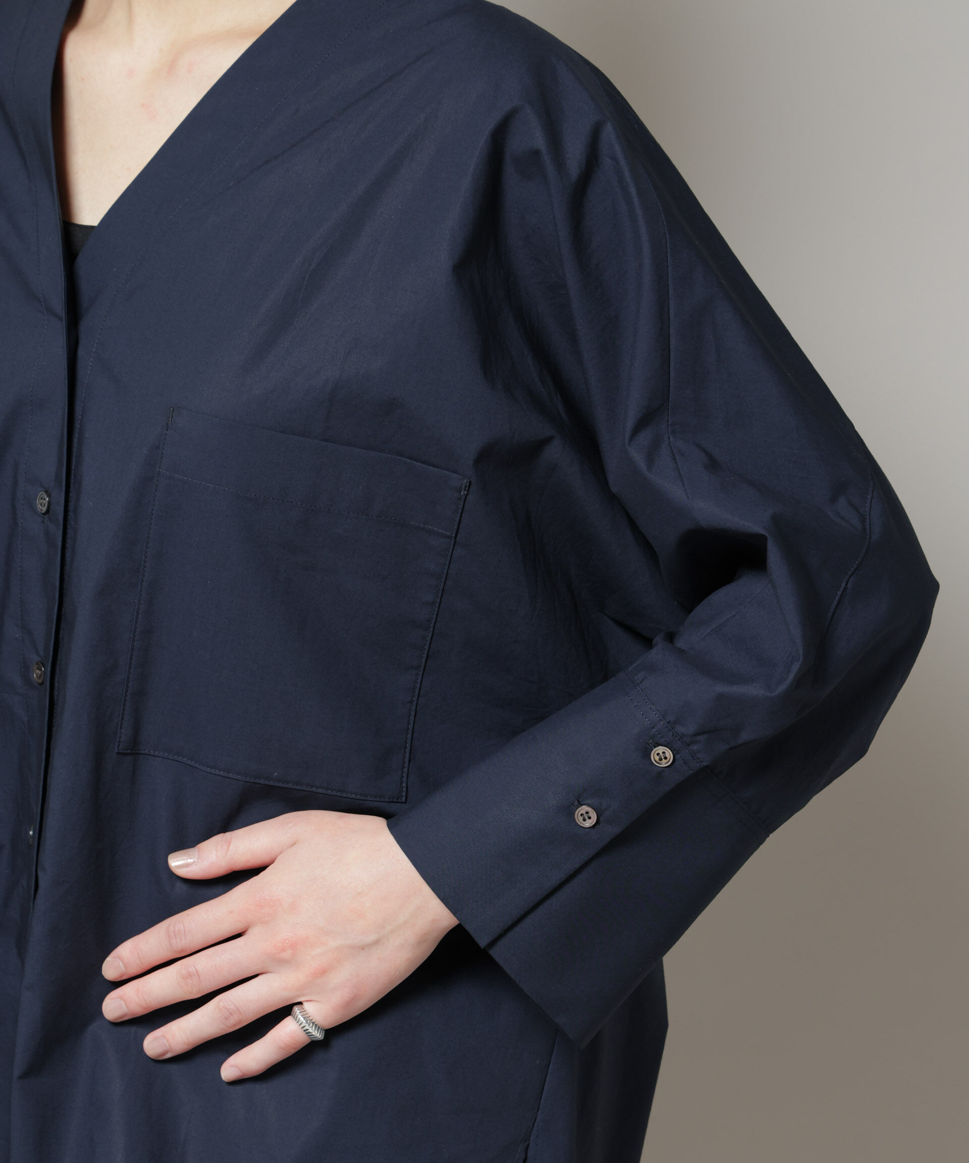 nano･universe「Vネックオーバーサイズシャツ」|シャツ・ブラウス|