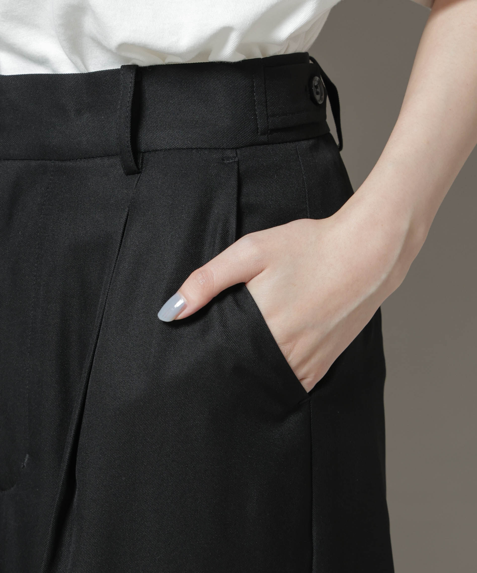 nano･universe「サイドタブセンタープレスセミワイドパンツ」|チノ|