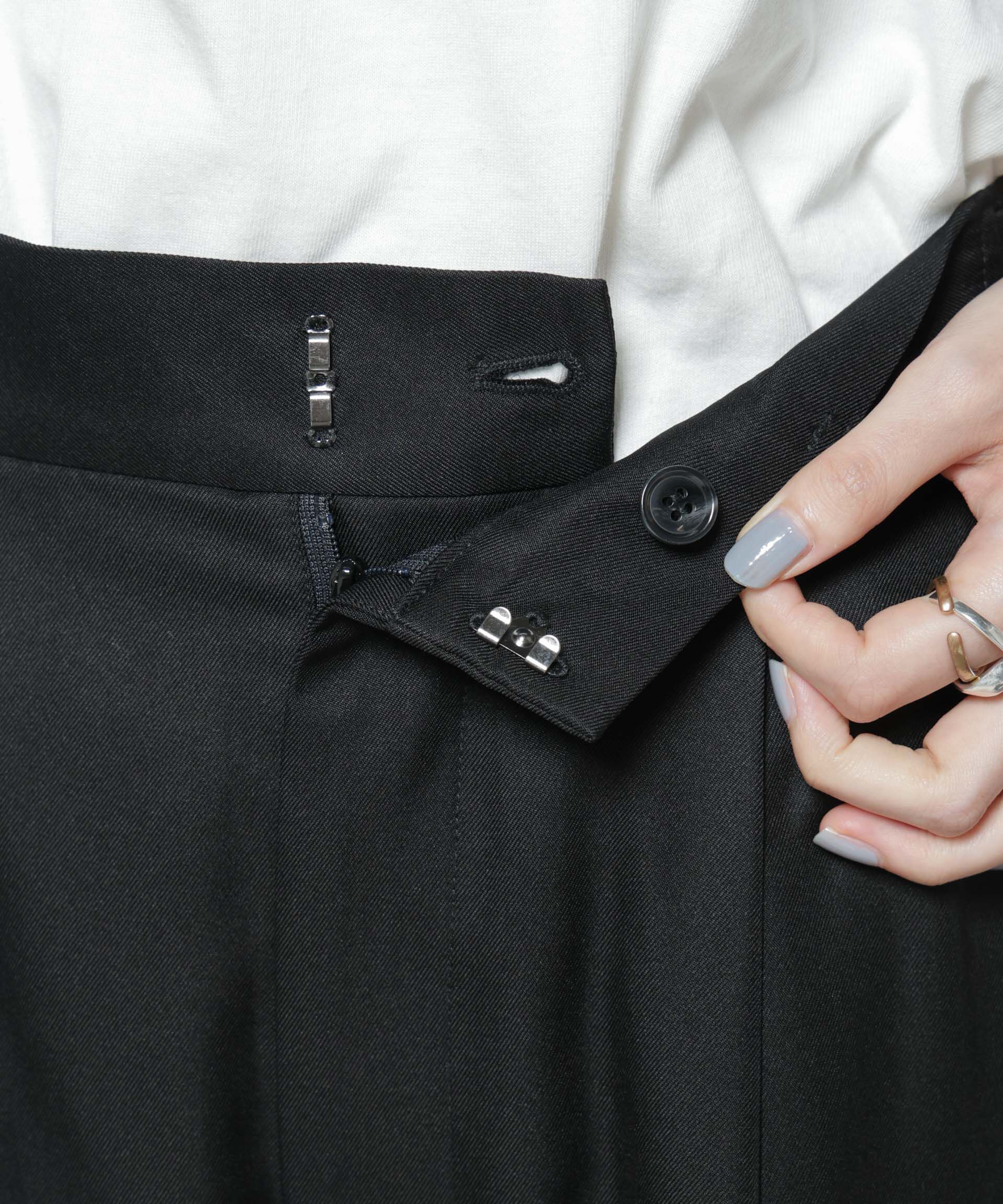 nano･universe「サイドタブセンタープレスセミワイドパンツ」|チノ|