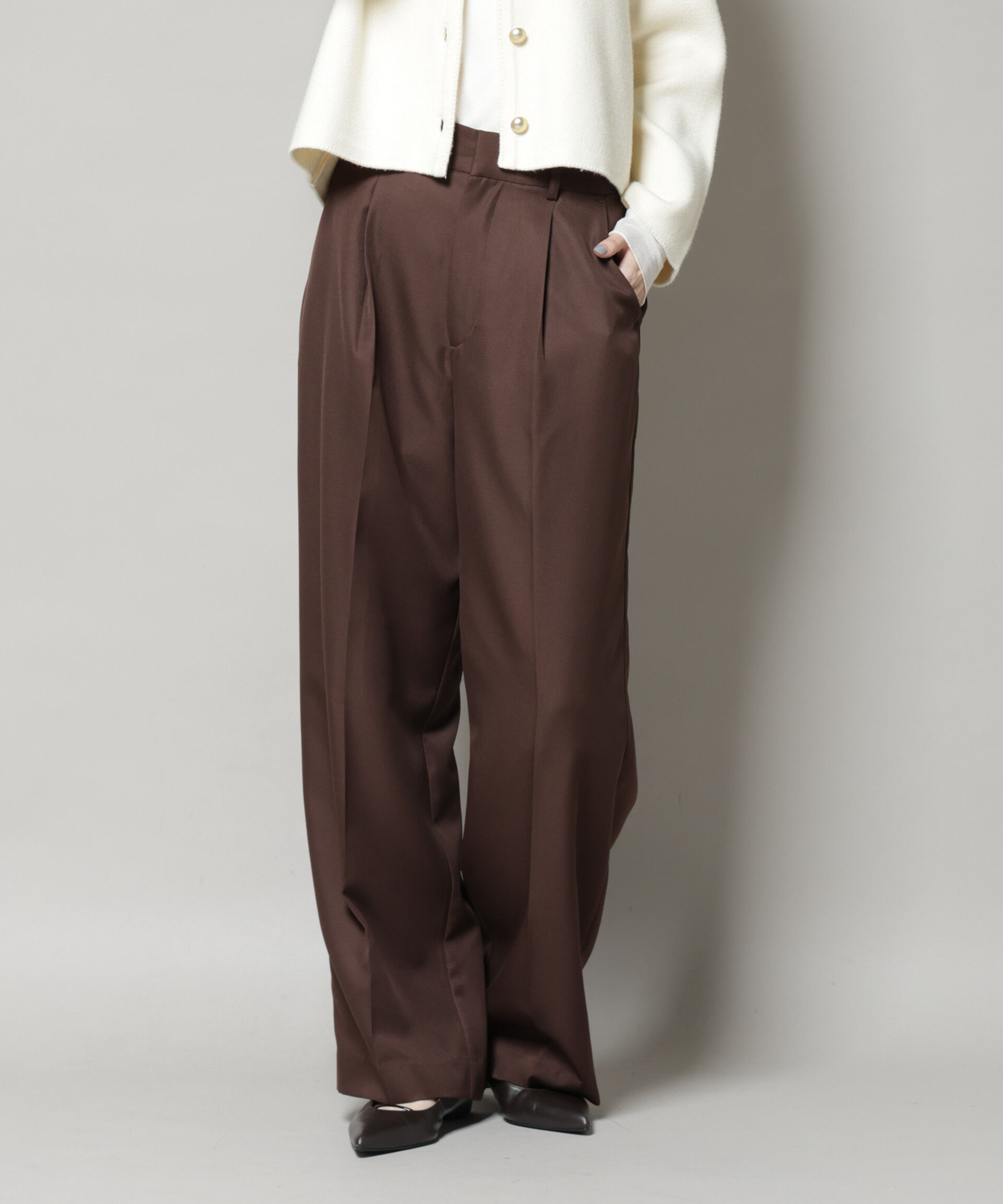 nano･universe「サイドタブセンタープレスセミワイドパンツ」|チノ|
