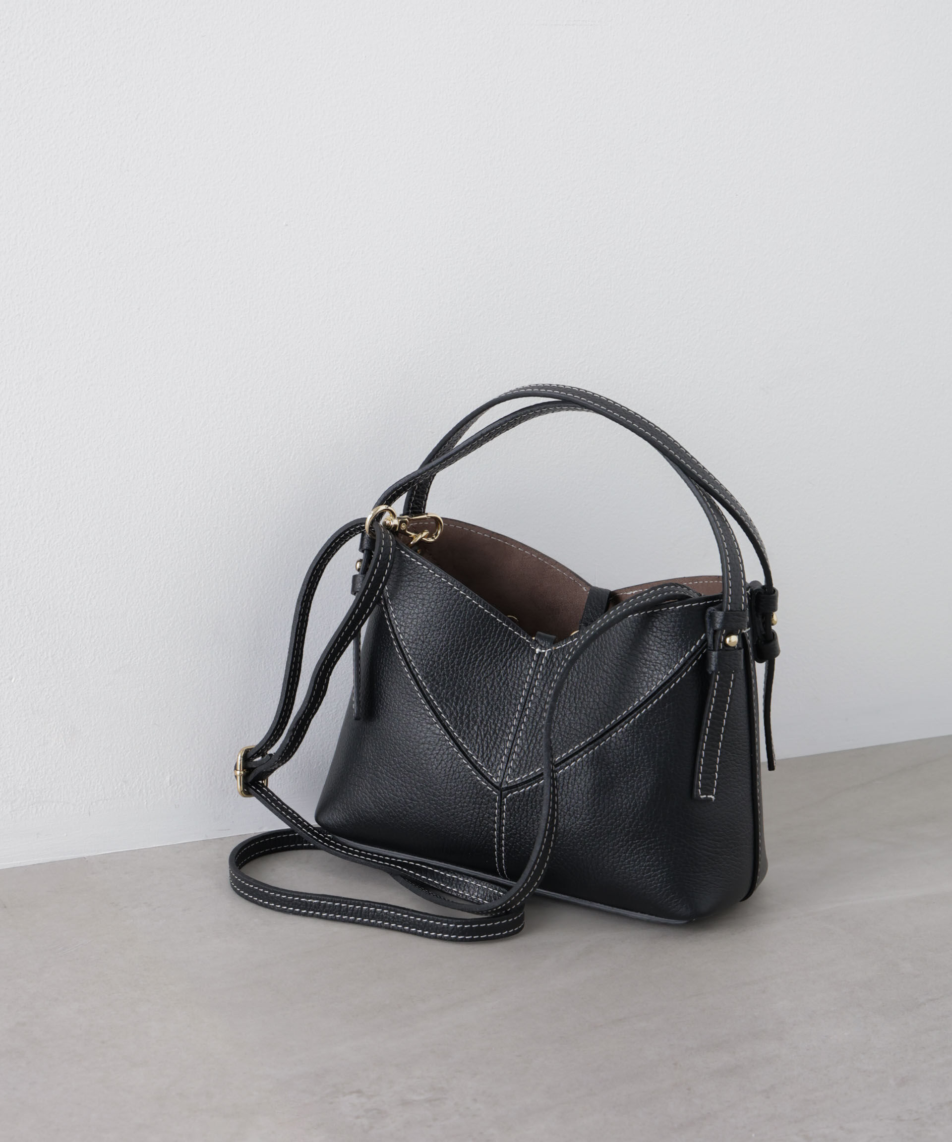 nano･universe「AULENTTI/レザーステッチショルダーバッグ」|ショルダー・メッセンジャー|ブラック