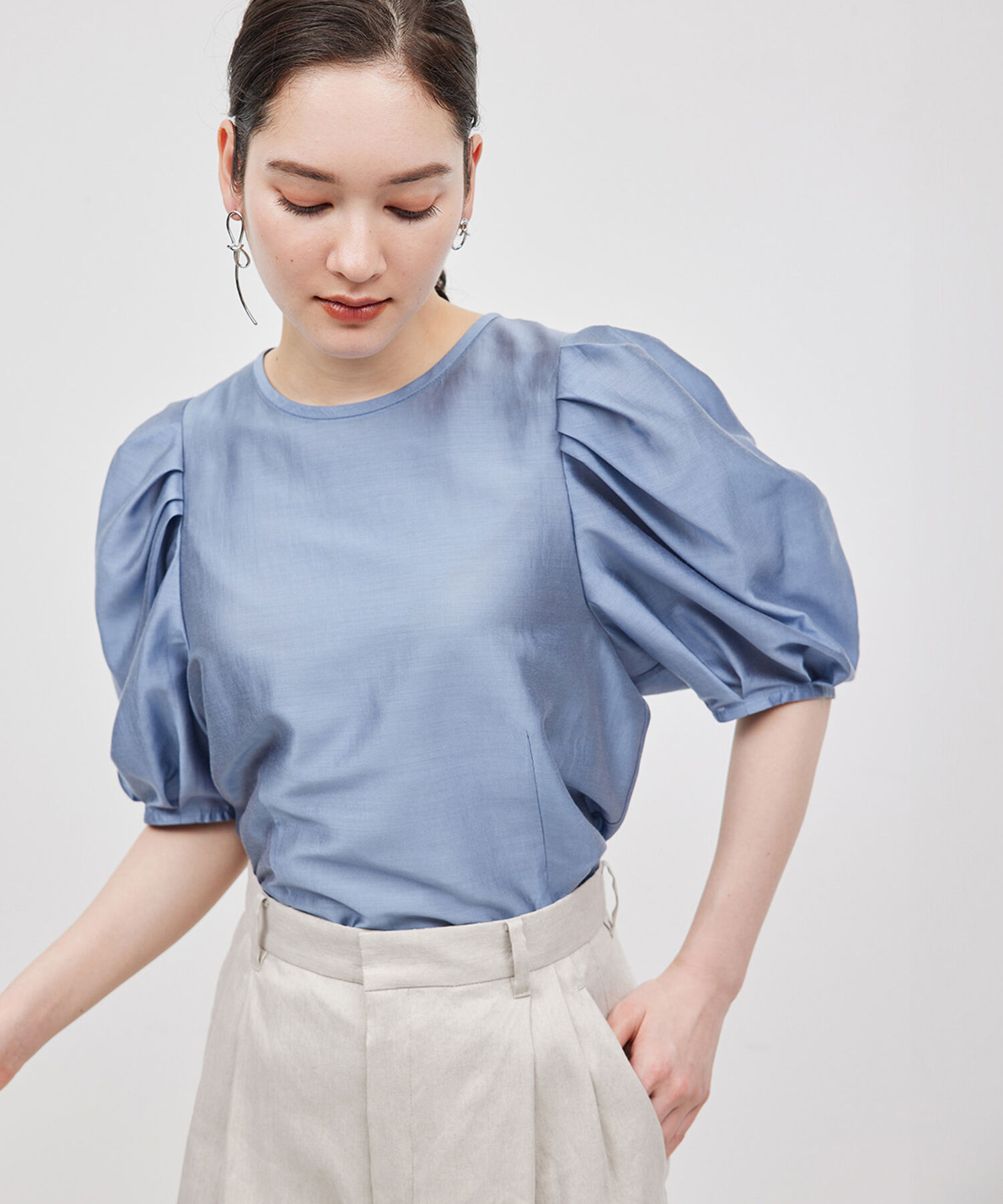 ROPE「【新色追加】【洗える】カールマイヤーパフスリーブブラウス【雑誌/メディア掲載】」|シャツ・ブラウス|ブルー系(45)