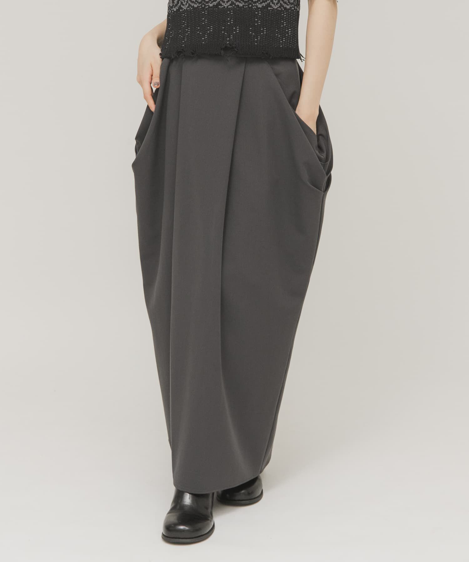  「ドレープタックスカート」|スカート|チャコールグレー