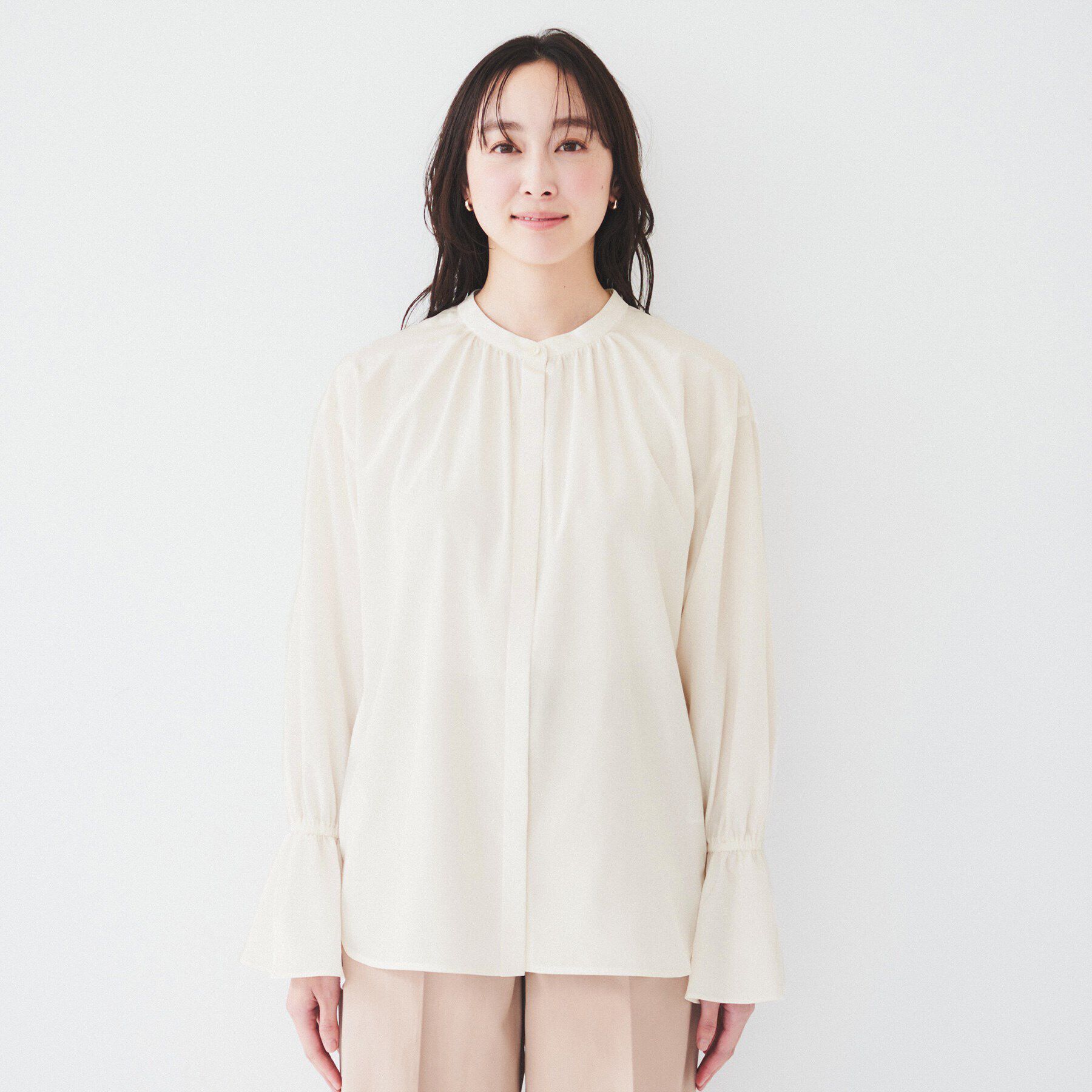 UNTITLED「【光沢感/フリル袖/前開き】バンドカラーギャザーブラウス」|シャツ・ブラウス|