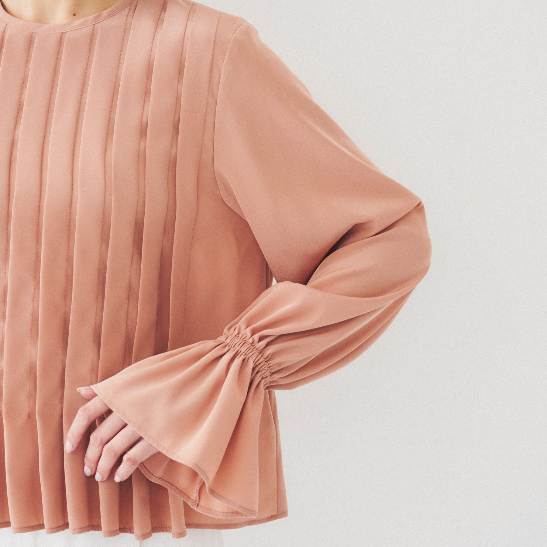 UNTITLED「【光沢/オンオフ使える】フロントタックブラウス」|シャツ・ブラウス|