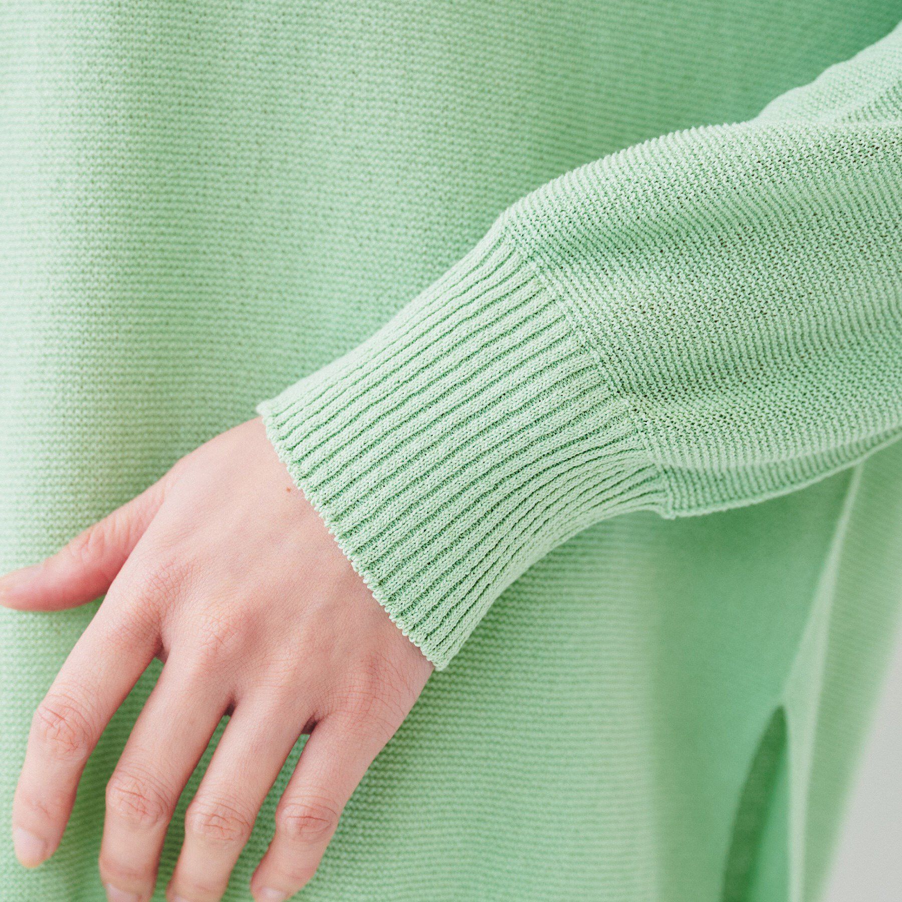 UNTITLED「【体型カバー/清涼感】サイドスリット Vネックニット」|ニット・セーター|