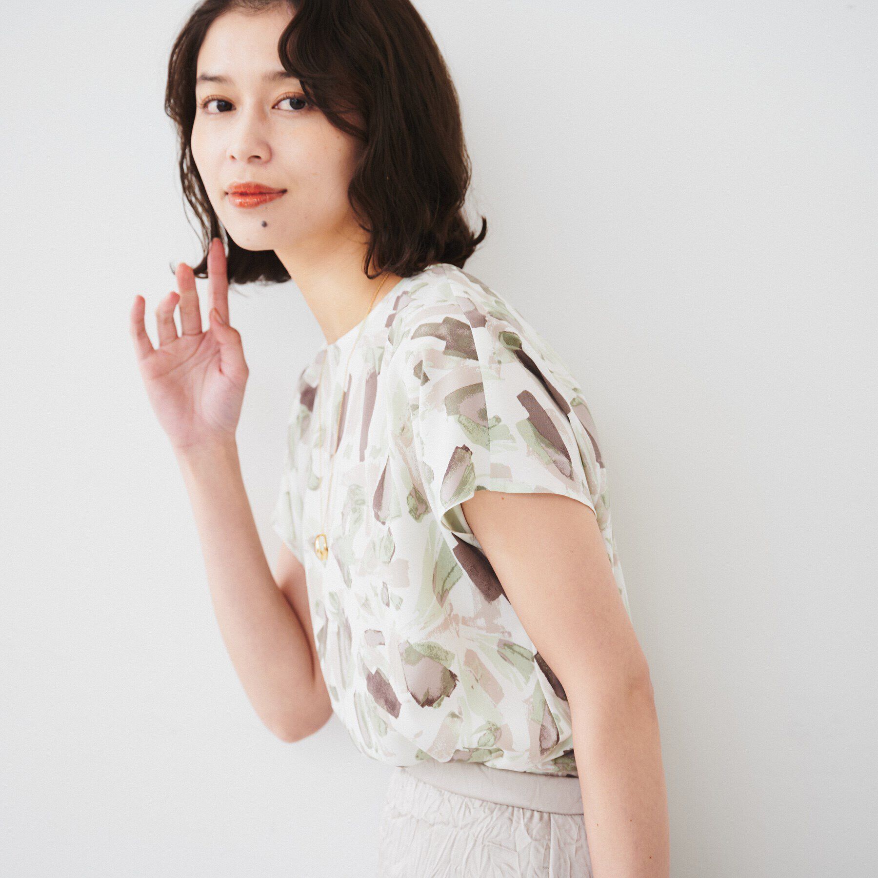 UNTITLED「【オンオフ使える/手洗い可】ペイントプリントブラウス」|シャツ・ブラウス|