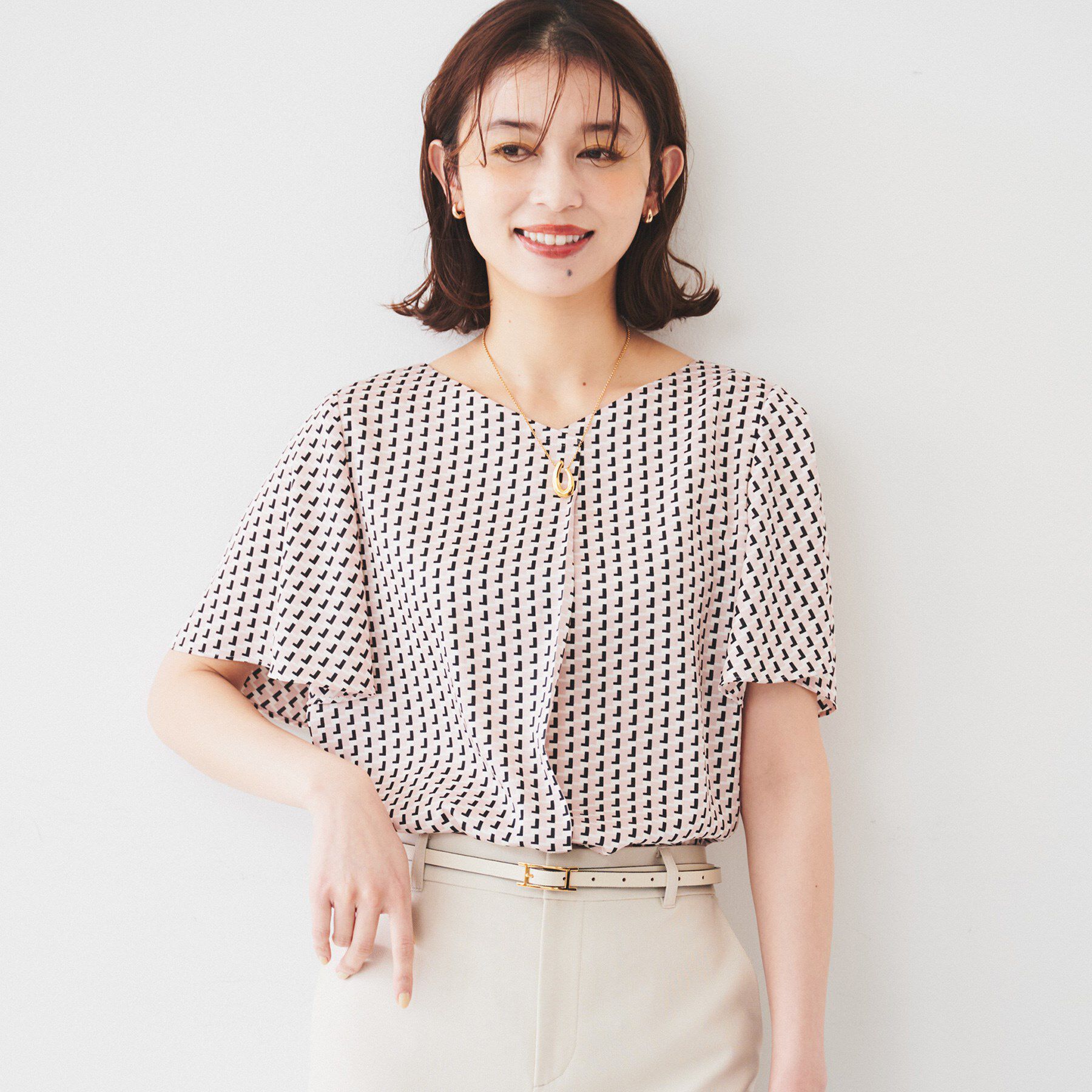 UNTITLED「【通勤/二の腕カバー】ジオメトリック柄 Vネックブラウス」|シャツ・ブラウス|