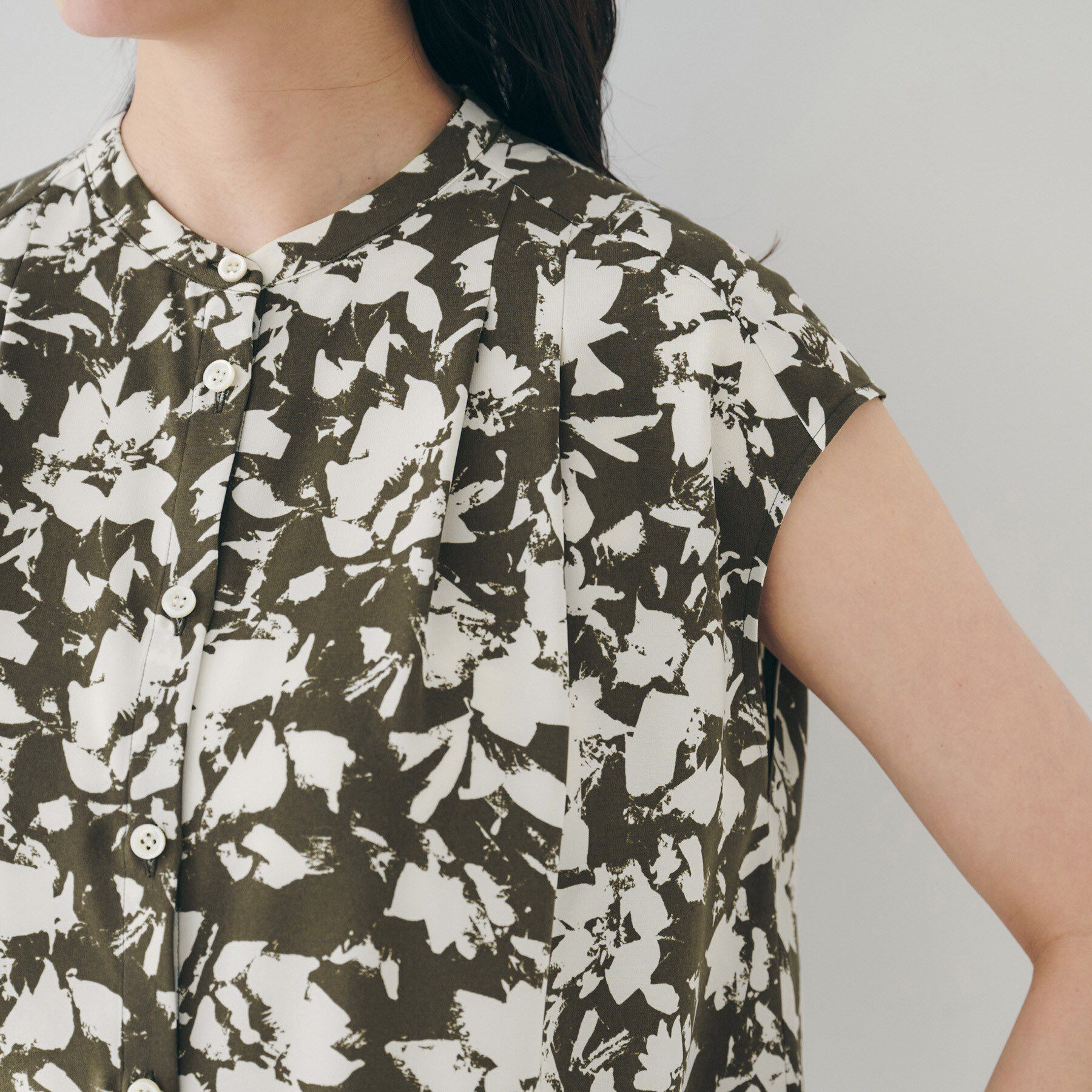 UNTITLED「【セットアップ可/洗える】モザイクフラワー柄ブラウス」|シャツ・ブラウス|