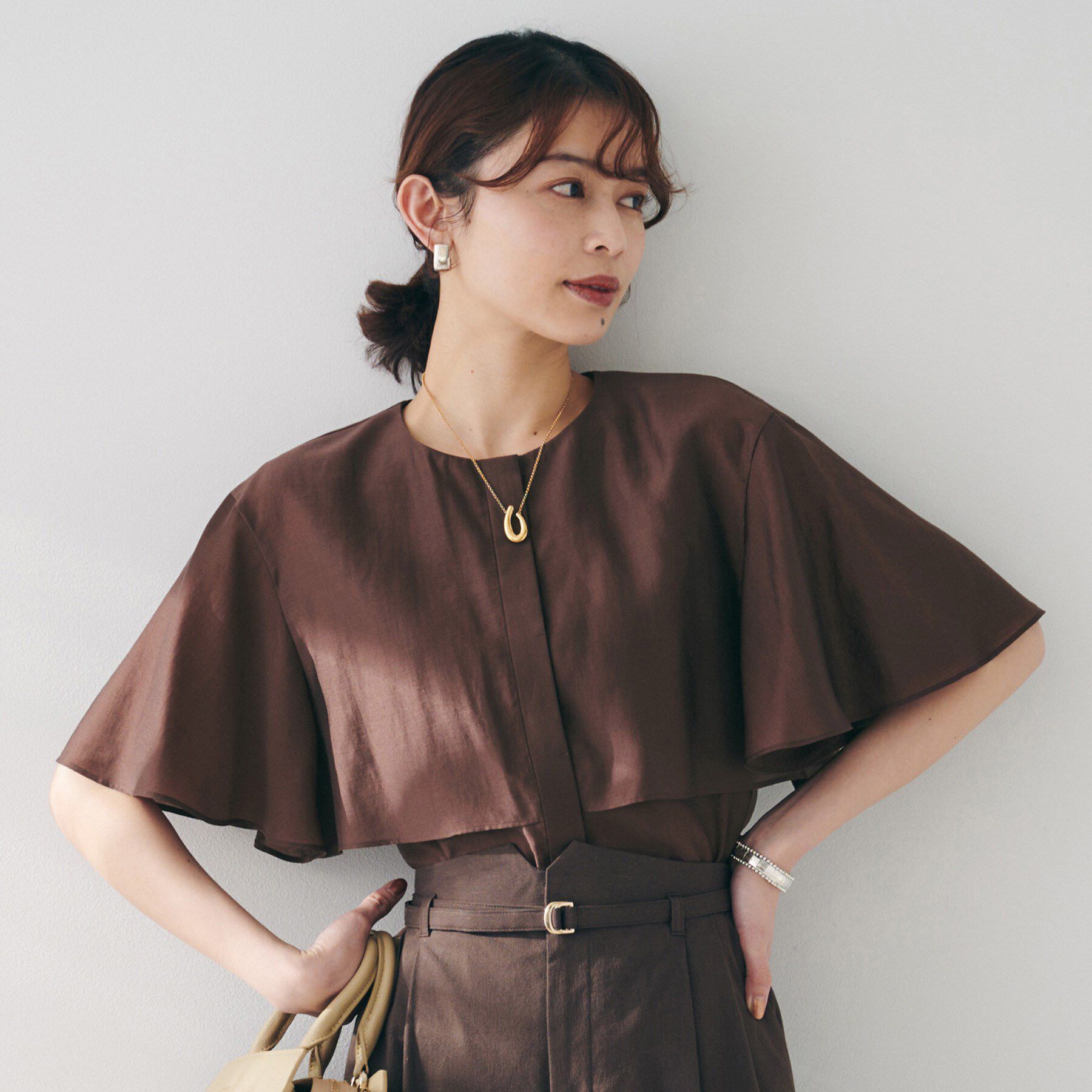 UNTITLED「【オンオフ/二の腕カバー】オーガンジーラッフルブラウス」|シャツ・ブラウス|ブラウン(043)