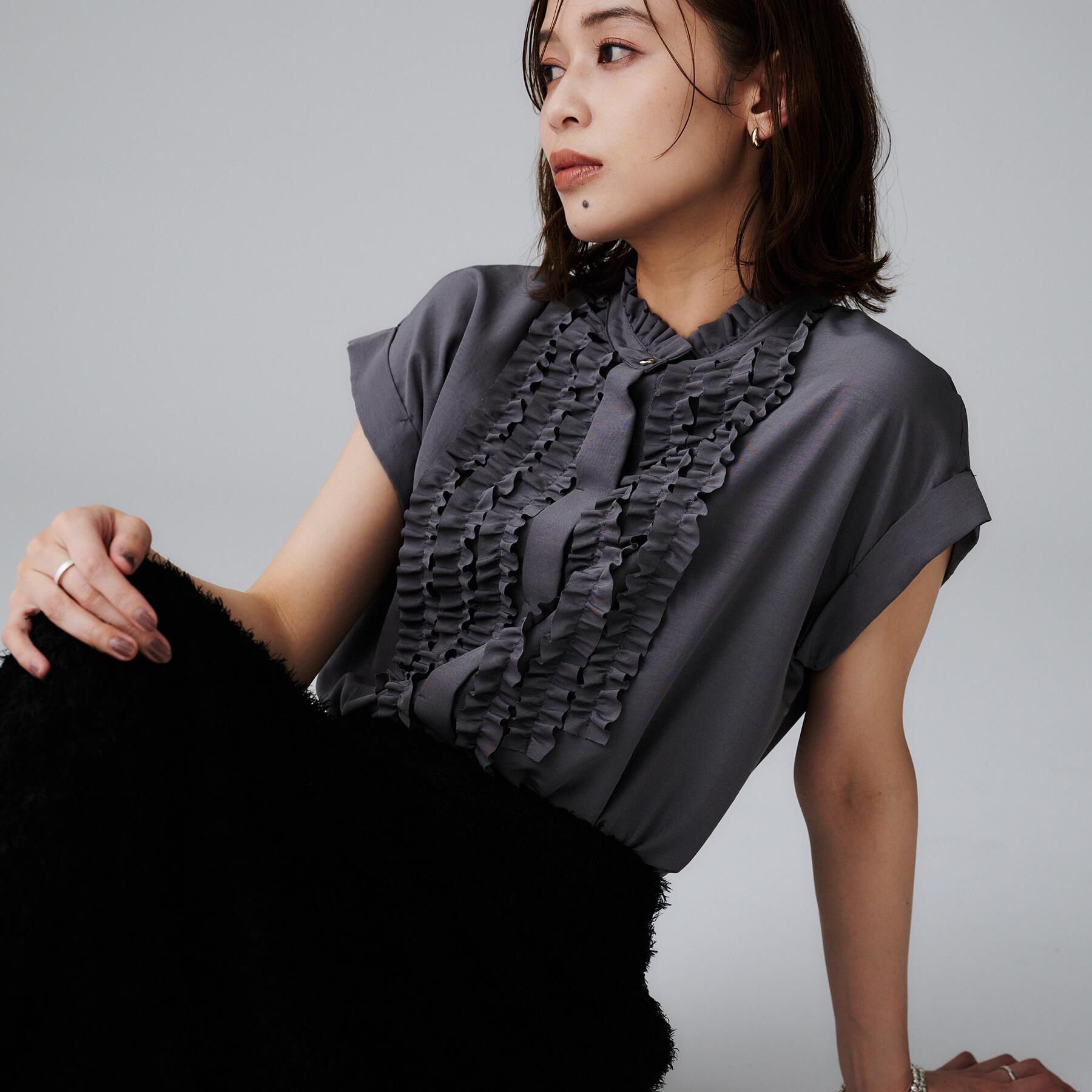 UNTITLED「スタンドネックフリルブラウス【吸水速乾/UVケア】」|シャツ・ブラウス|