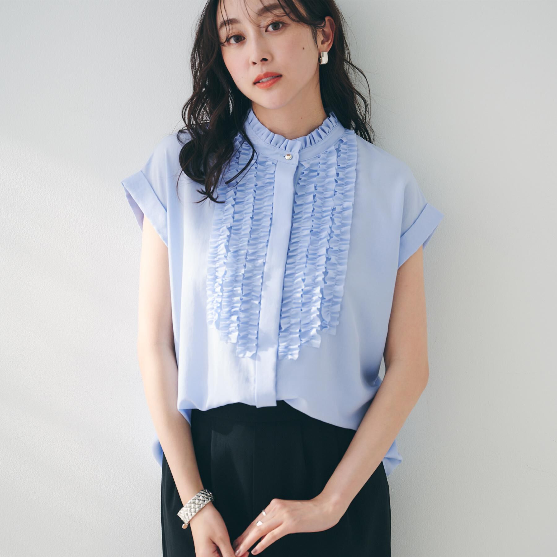 UNTITLED「スタンドネックフリルブラウス【吸水速乾/UVケア】」|シャツ・ブラウス|サックスブルー(09