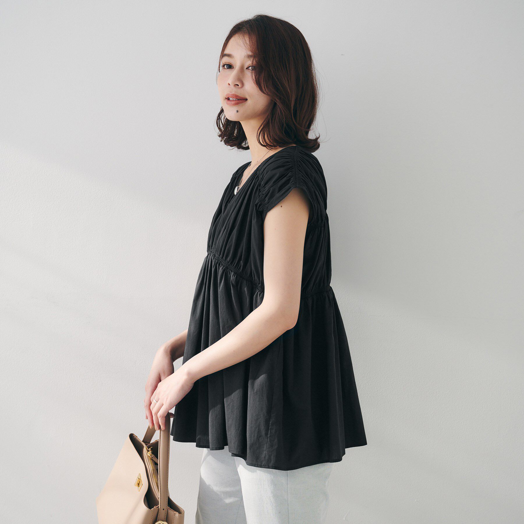 UNTITLED「【コットン100/洗える/トレンド】シャーリングブラウス」|シャツ・ブラウス|