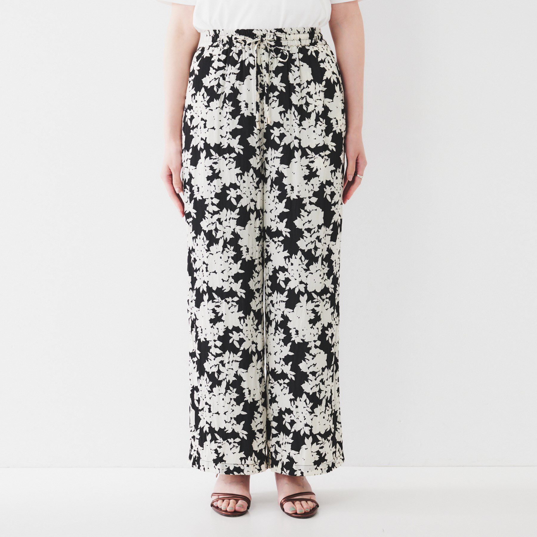 UNTITLED「【ウエストゴム/ワイド/柄】モノトーンフラワーパンツ」|その他|