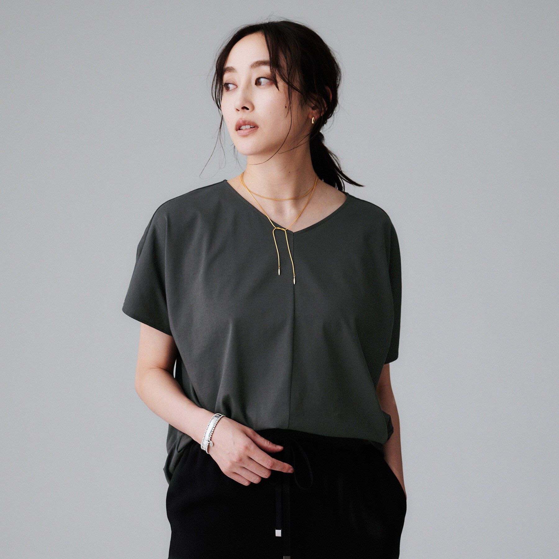 UNTITLED「【接触冷感/洗える】Vネックコットンプルオーバー」|Tシャツ・カットソー|チャコールグレー(0