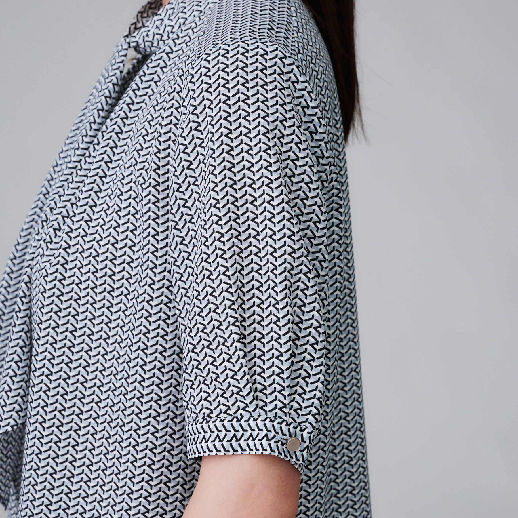 UNTITLED「【通勤/オフィス】ジオメ柄ボウタイブラウス」|シャツ・ブラウス|