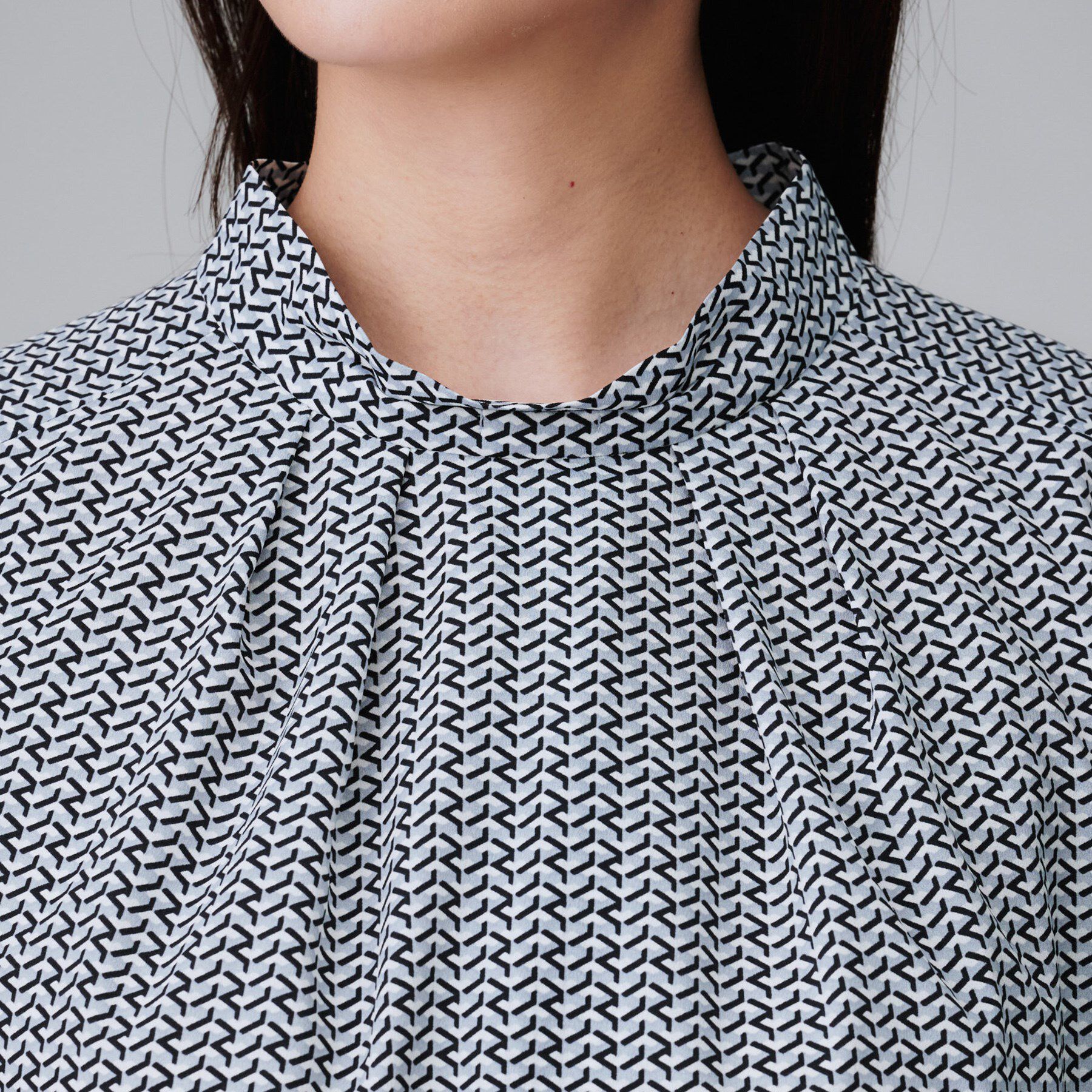 UNTITLED「【通勤/オフィス】ジオメ柄ボウタイブラウス」|シャツ・ブラウス|