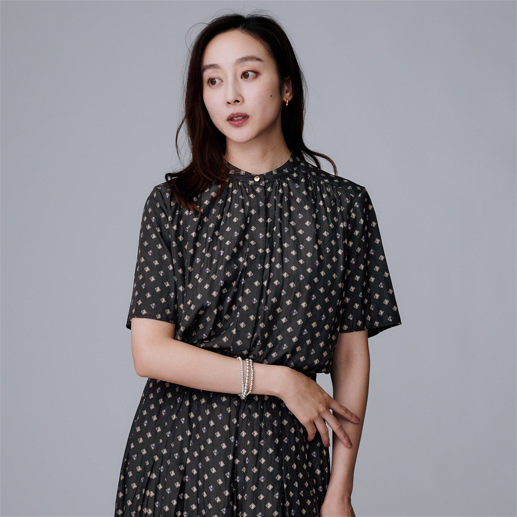 UNTITLED「【セットアップ可/リラクシー/通勤】スクエアジオメ柄ブラウス」|シャツ・ブラウス|