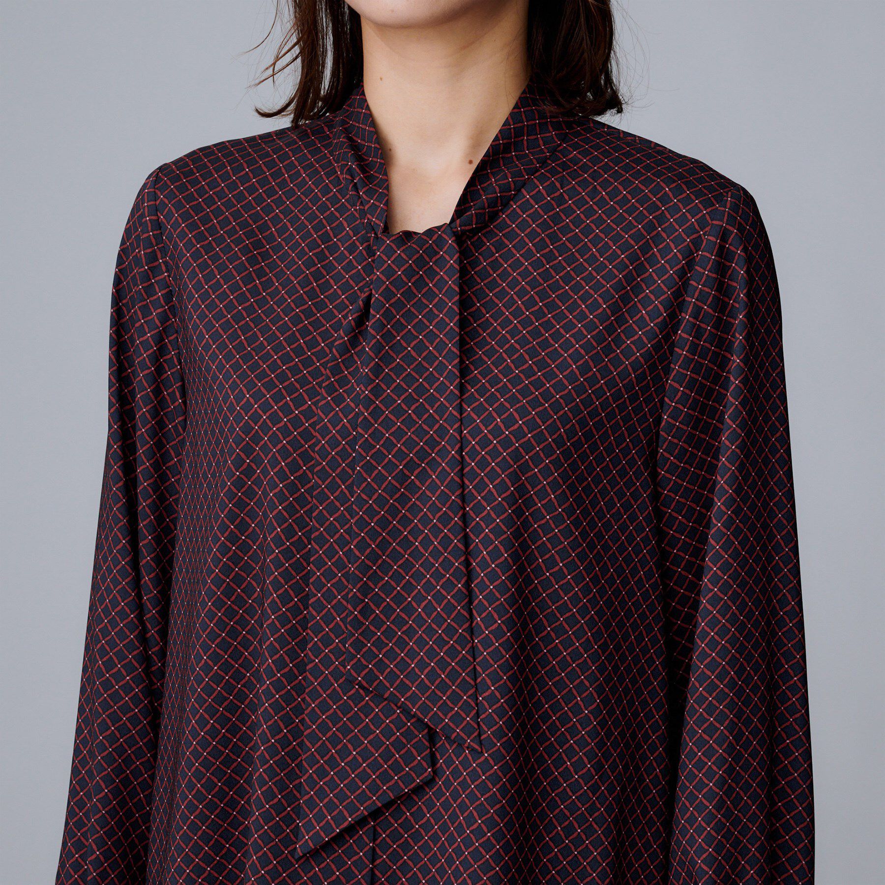 UNTITLED「【ボウタイ/通勤スーツ/オフィス】スクエアプリントブラウス」|シャツ・ブラウス|