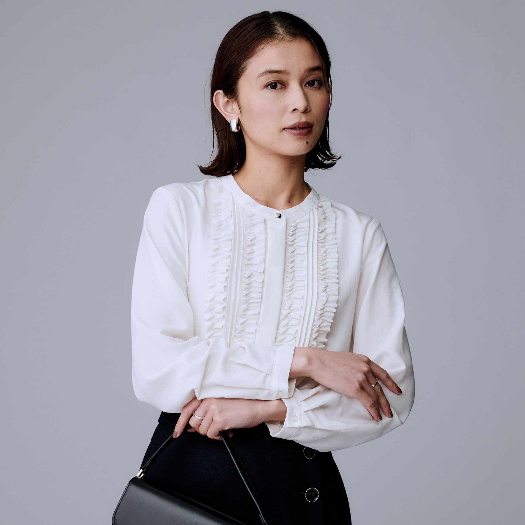 UNTITLED「【1枚で着映え/オンオフ着回し】フリルサテンブラウス」|シャツ・ブラウス|オフホワイト(003