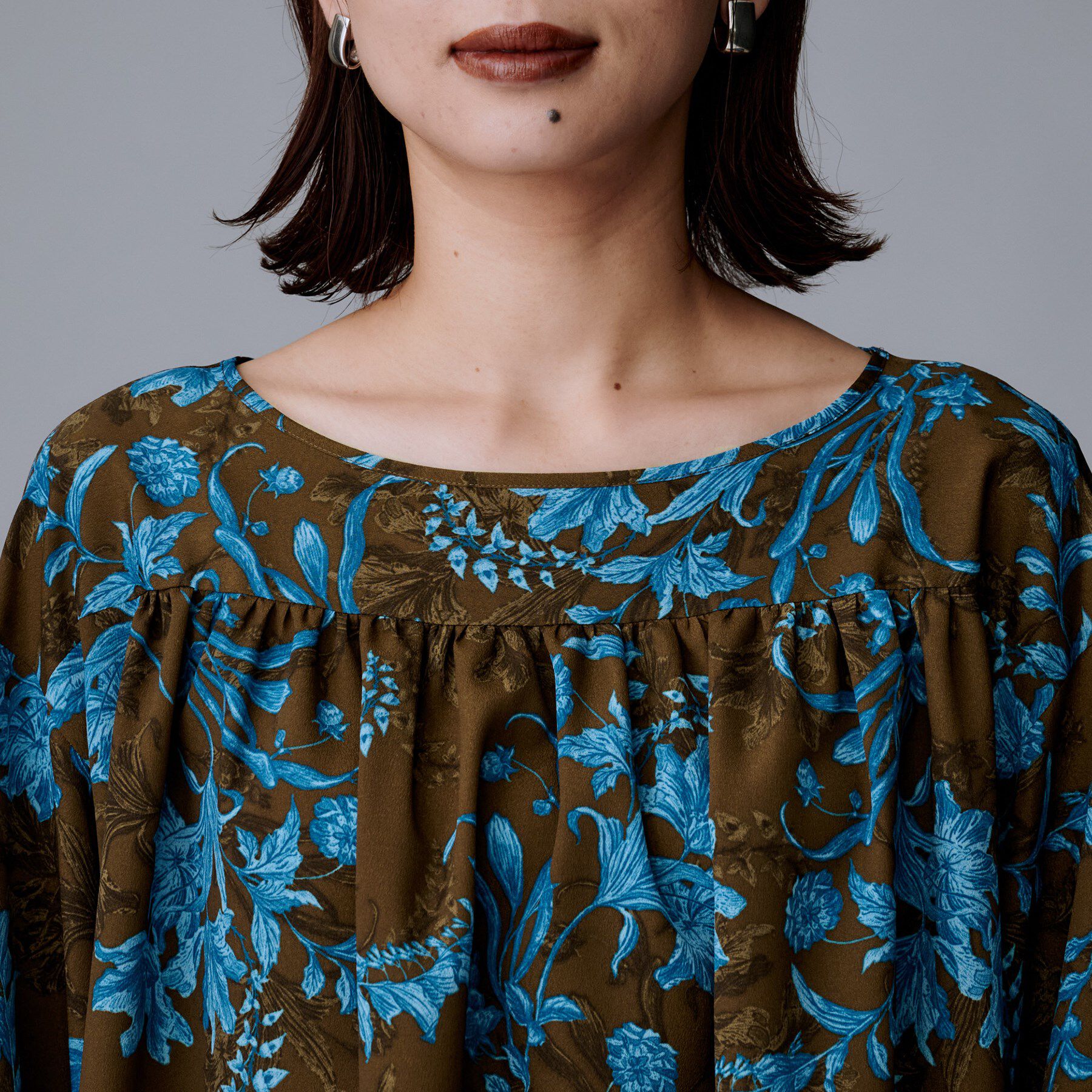 UNTITLED「【洗える/セットアップ可能】オーナメントフラワー ブラウス」|シャツ・ブラウス|