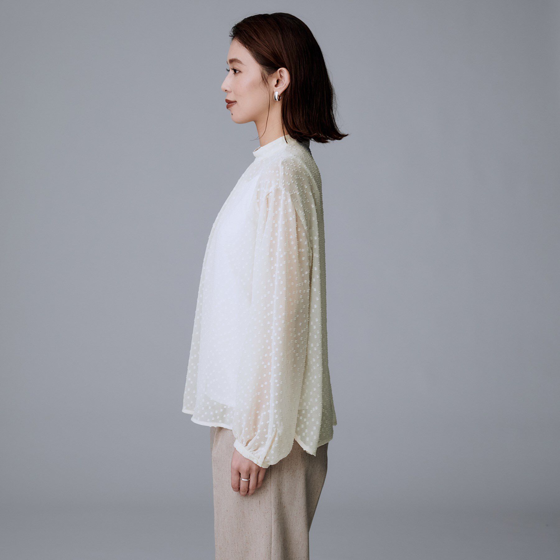 UNTITLED「【重ね着やスーツインナーに/シアー】ドットジャカード ブラウス」|シャツ・ブラウス|