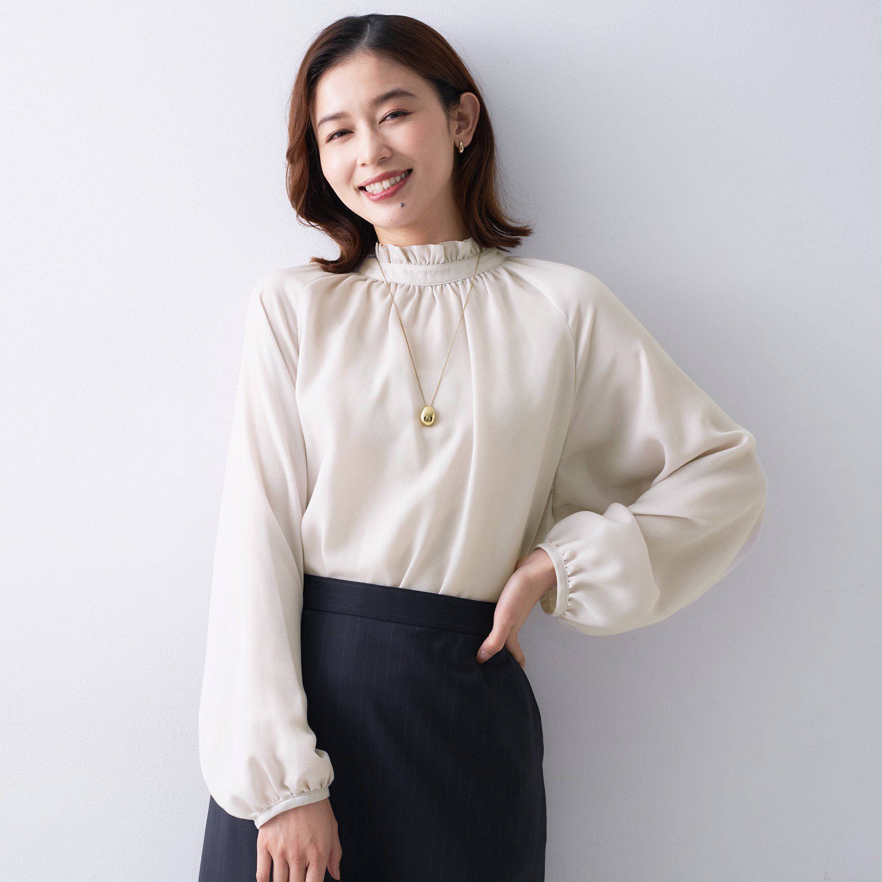 UNTITLED「【エレガント/お仕事着にも】スタンドフリルネック ブラウス」|シャツ・ブラウス|グレージュ(050)