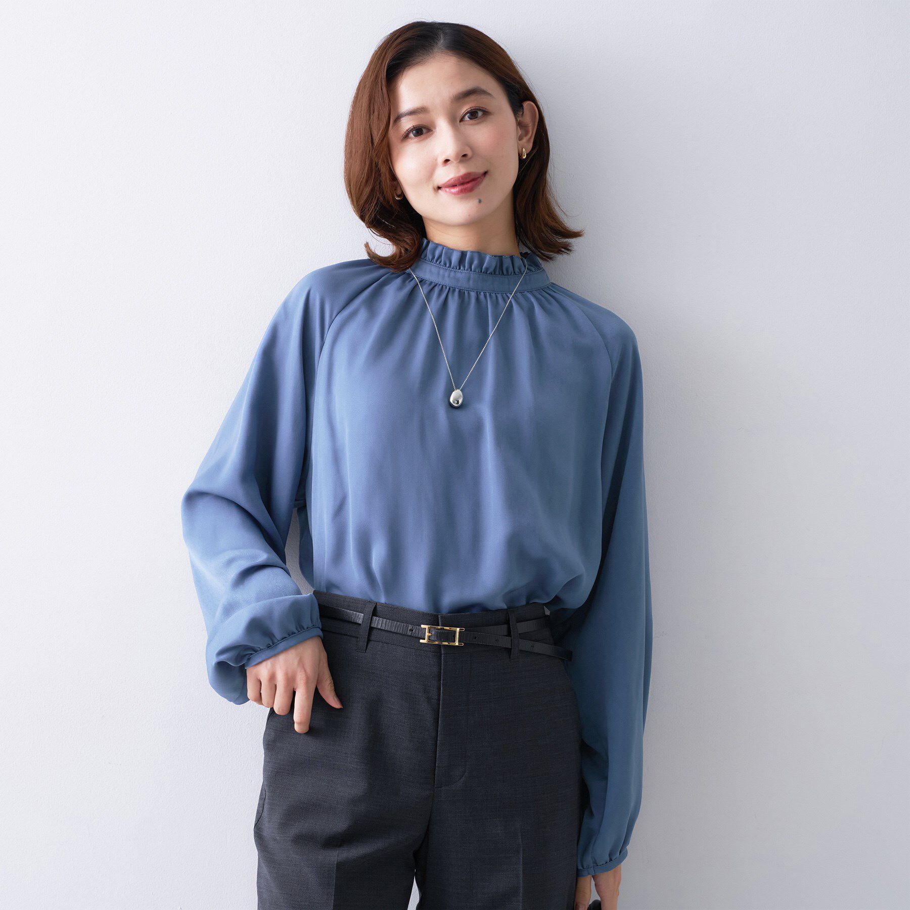 UNTITLED「【エレガント/お仕事着にも】スタンドフリルネック ブラウス」|シャツ・ブラウス|ブルー(093)