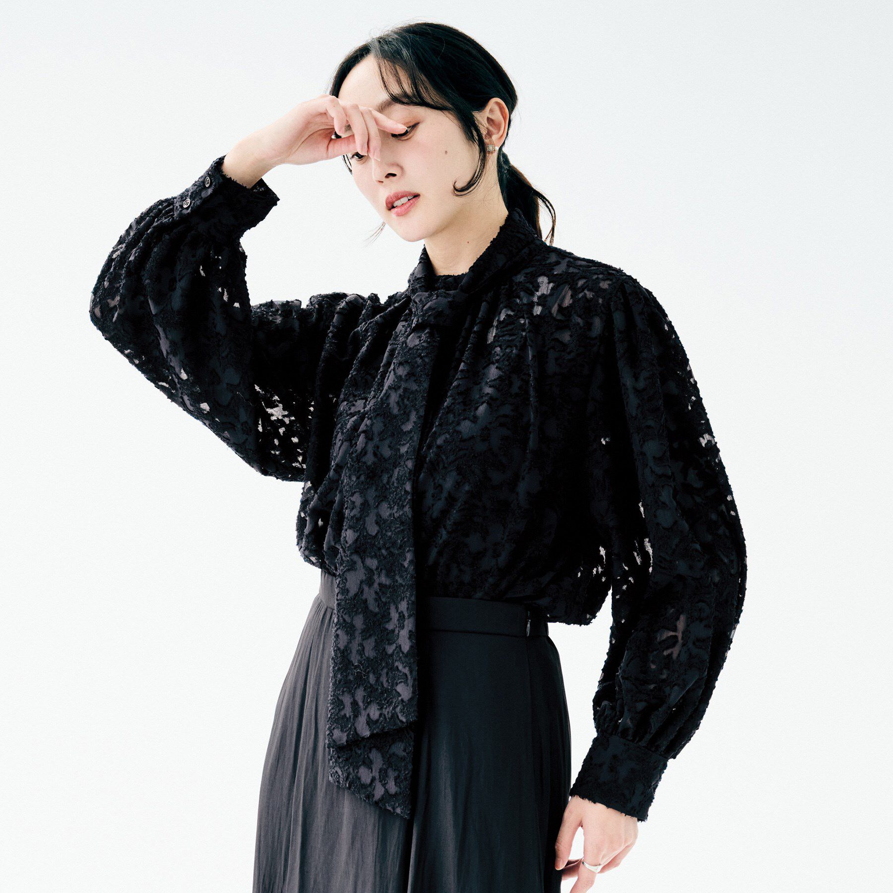 UNTITLED「【セレモニー/洗える/シアー】カットジャカード ボウタイブラウス」|シャツ・ブラウス|ネイビー(094)