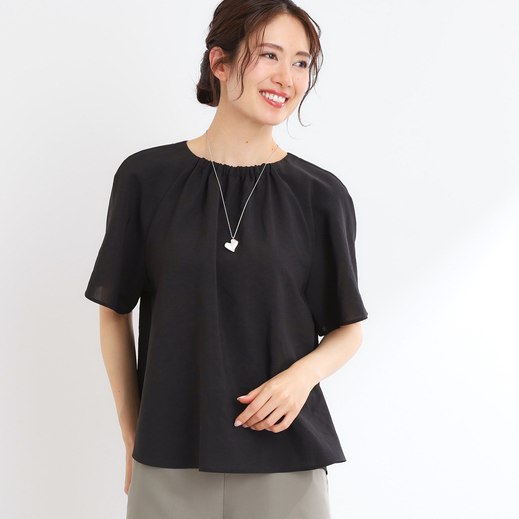 Reflect「【マシンウォッシュ可／セットアップ可／通勤におすすめ】ネックギャザータックブラウス」|シャツ・ブラウス|ブラック(019)