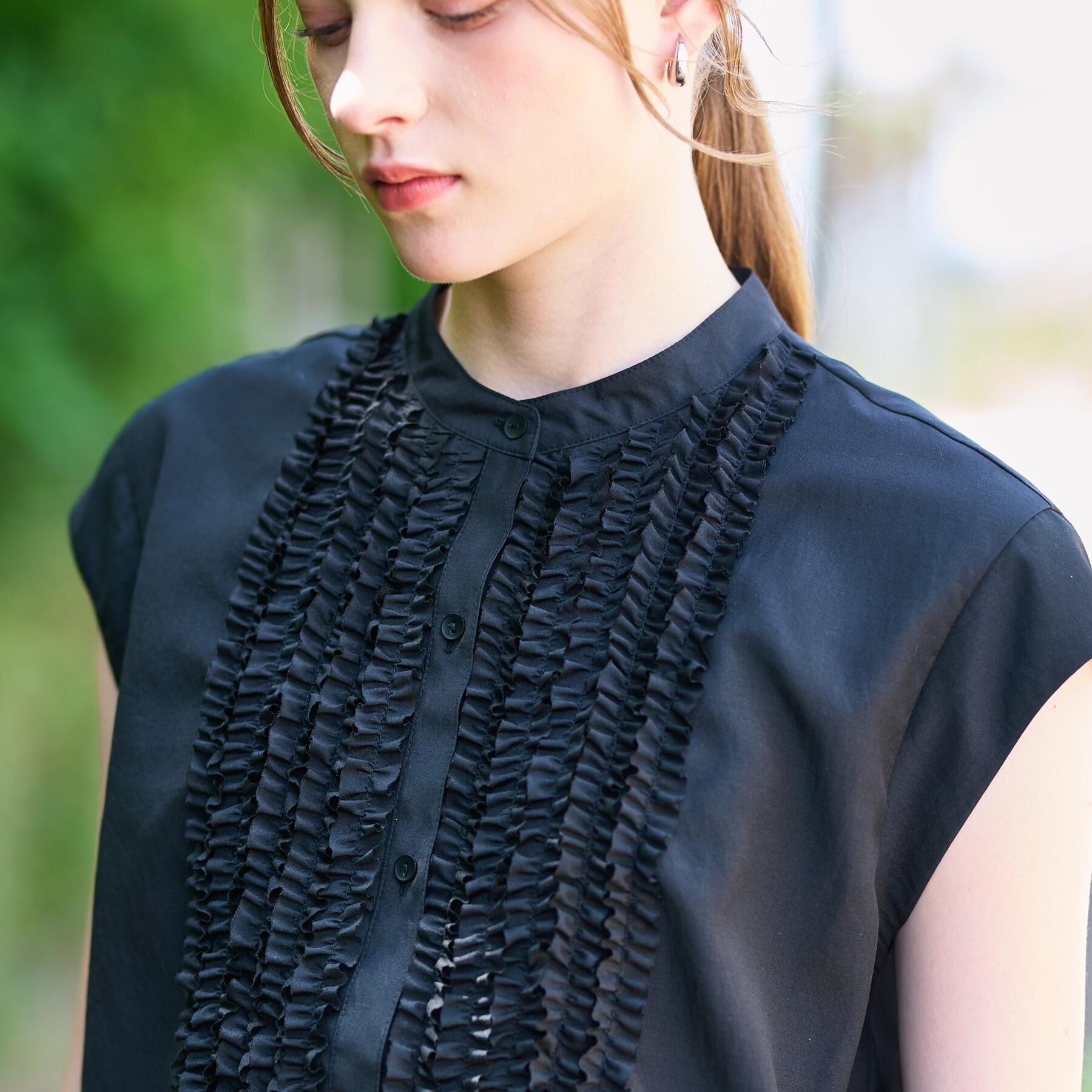 DRESSTERIOR「【撥水/UVカット/接触冷感】バンドカラーフレンチスリーブフリルブラウス」|シャツ・ブラウス|