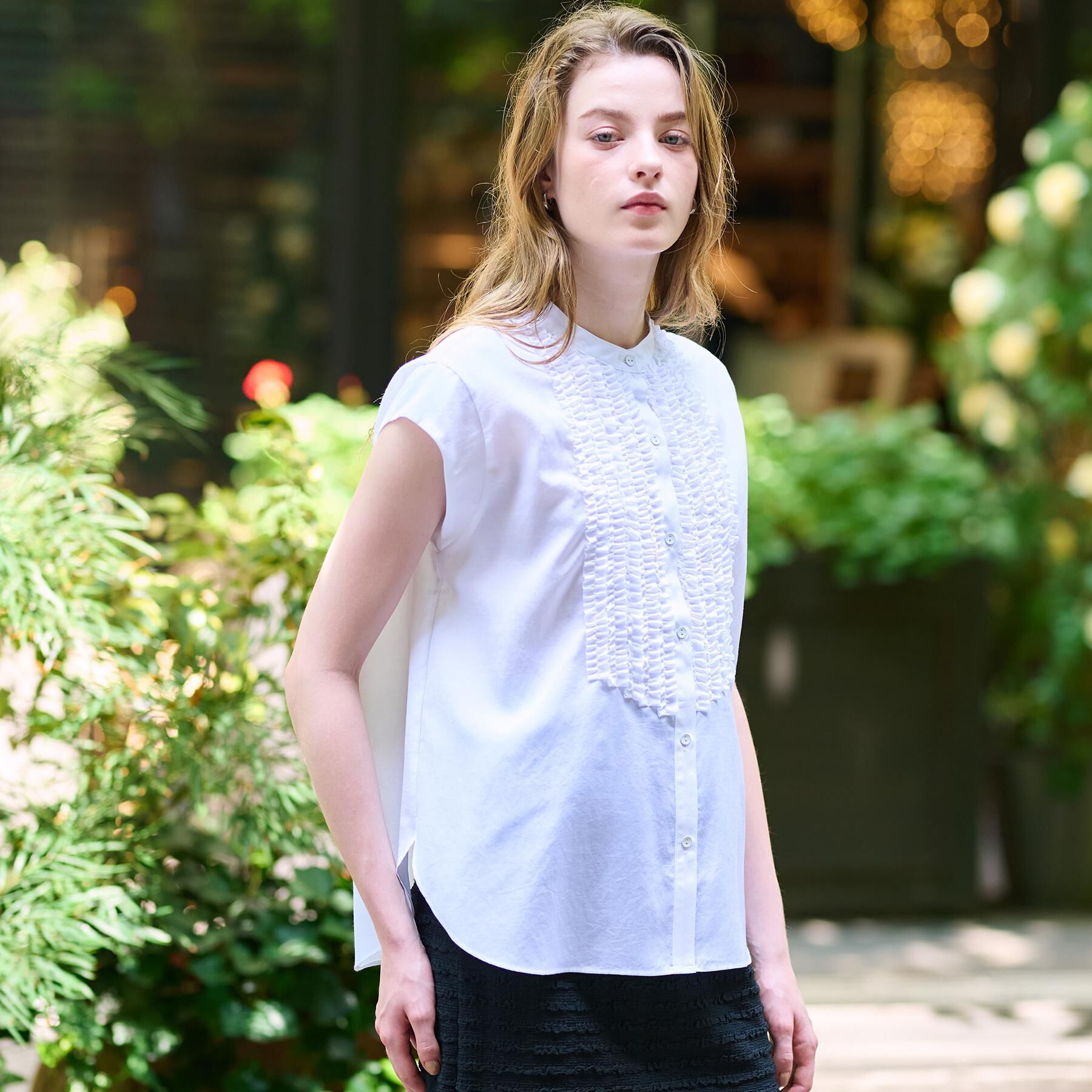 DRESSTERIOR「【撥水/UVカット/接触冷感】バンドカラーフレンチスリーブフリルブラウス」|シャツ・ブラウス|