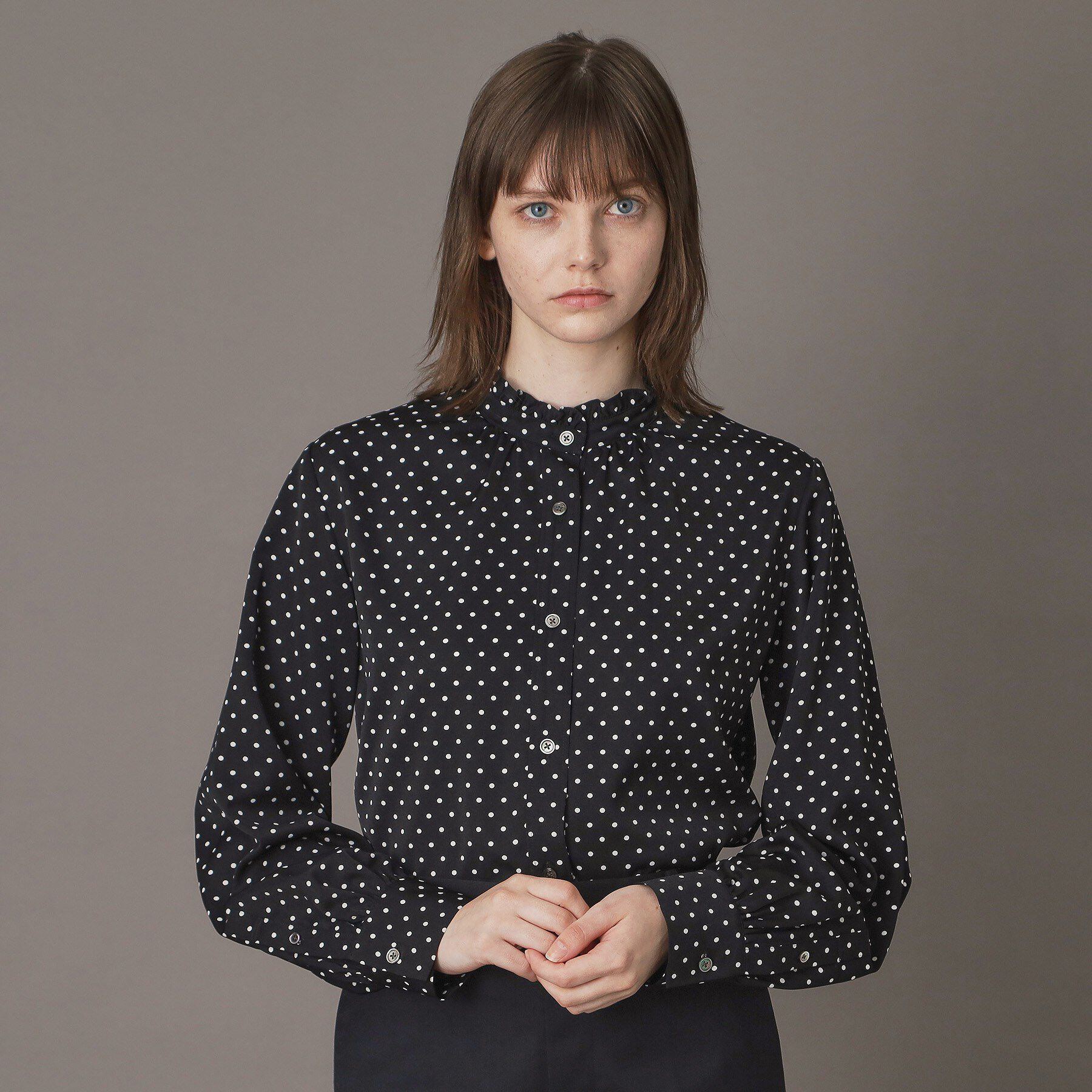 DRESSTERIOR「ドットスタンドフリルネックブラウス」|シャツ・ブラウス|
