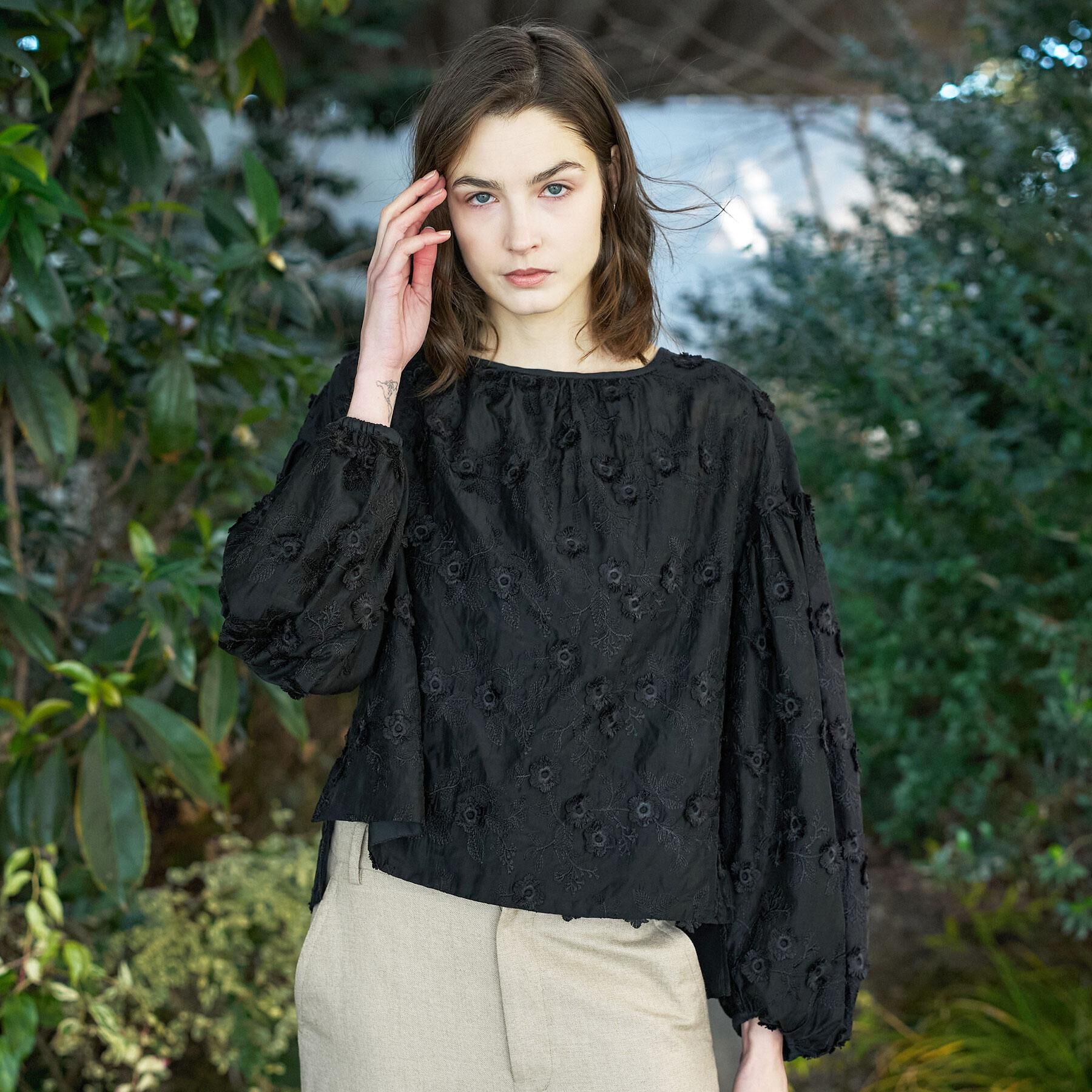 DRESSTERIOR「【着映え/ウォッシャブル】フラワーエンブロイダリーボリュームブラウス」|シャツ・ブラウス|ブラック(019)