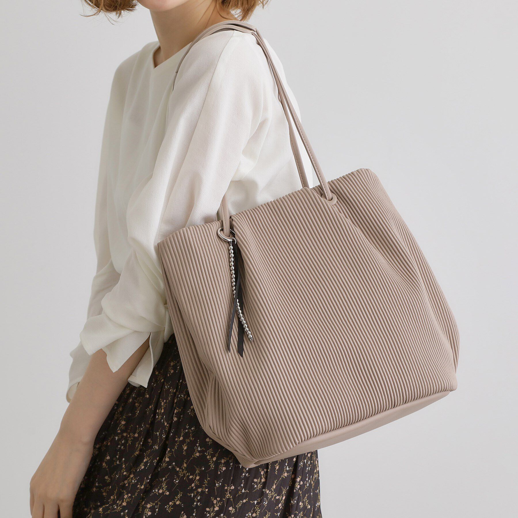 grove「プリーツハトメチャーム付きトート」|トートバッグ|ライトグレー(011