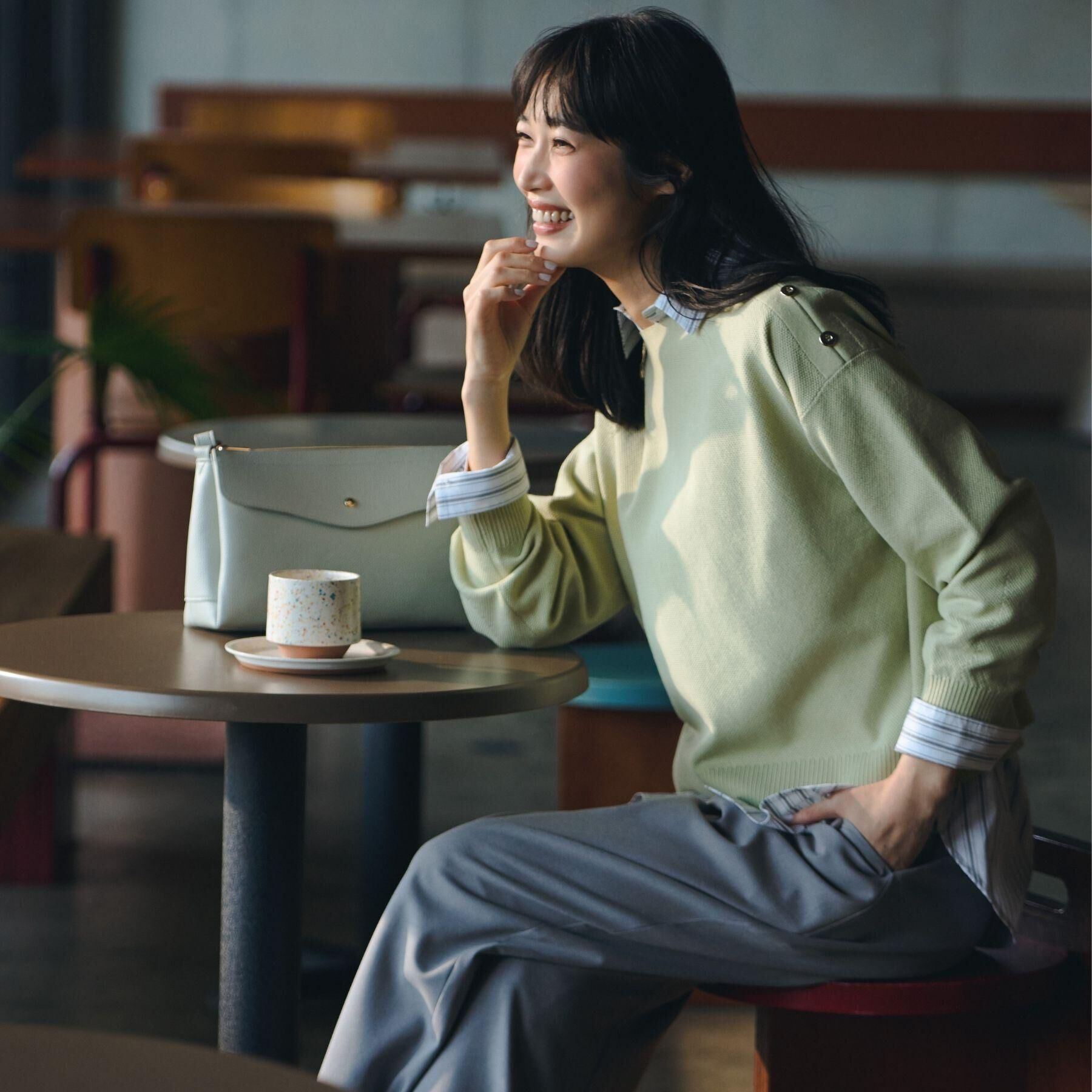 grove「【貴島明日香さん着用】一度着たら手放せない、驚きの伸びを備えたコットンナイロンストレッチシャツ」|シャツ・ブラウス|