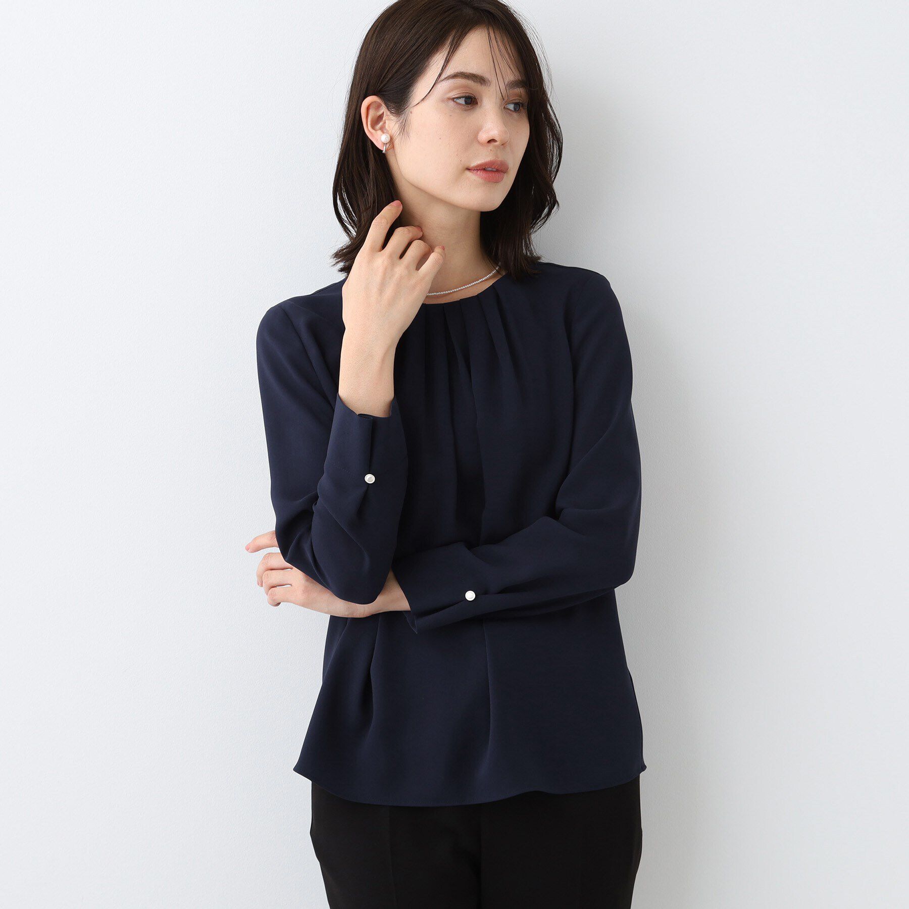 INDIVI「【日本製／トリアセテート混】タックデザインブラウス」|シャツ・ブラウス|ネイビー(094)