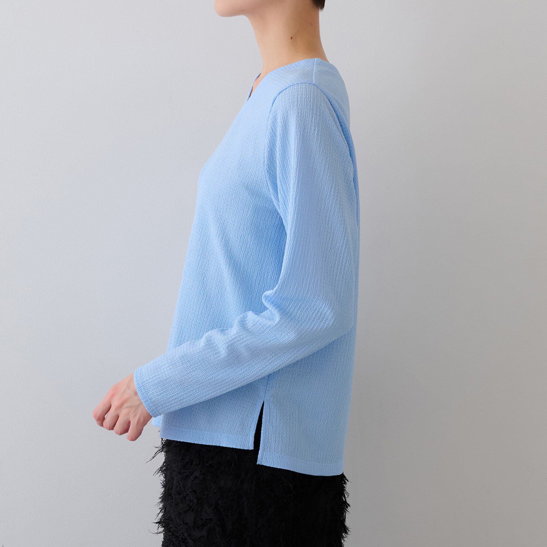 INDIVI「【洗える／凹凸素材】Vネックカットソートップス」|Tシャツ・カットソー|