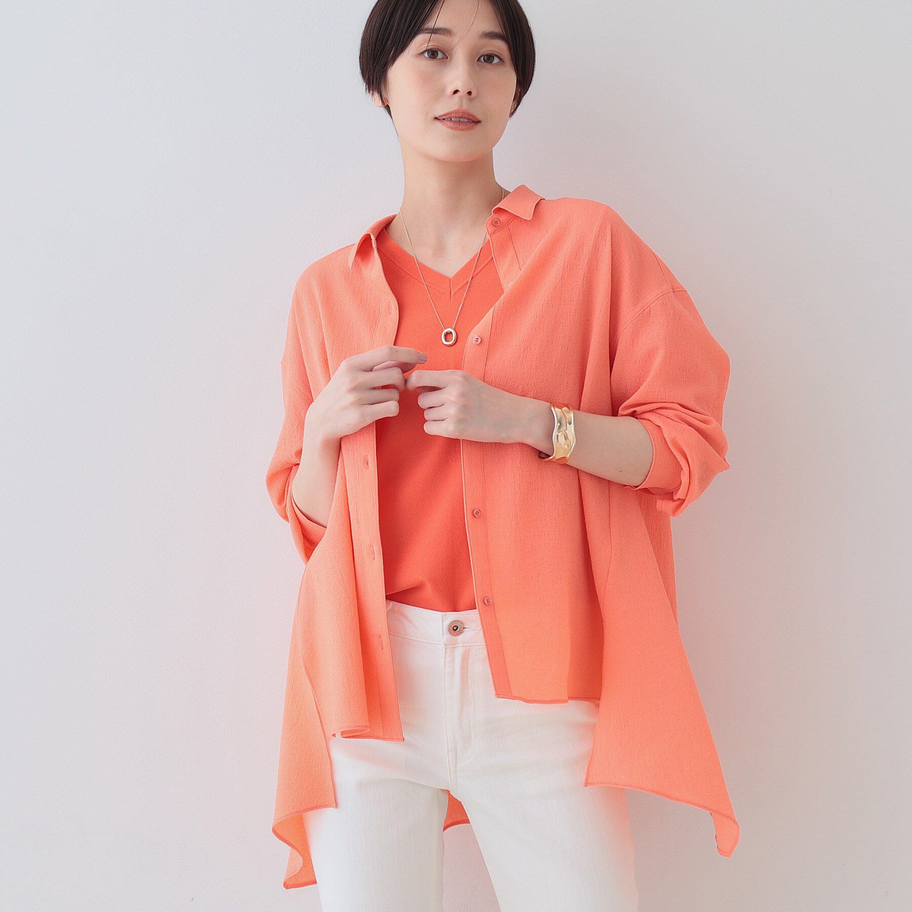 INDIVI「【洗える／凹凸素材】ハンカチーフヘム エアリーブラウス」|シャツ・ブラウス|オレンジ(067)