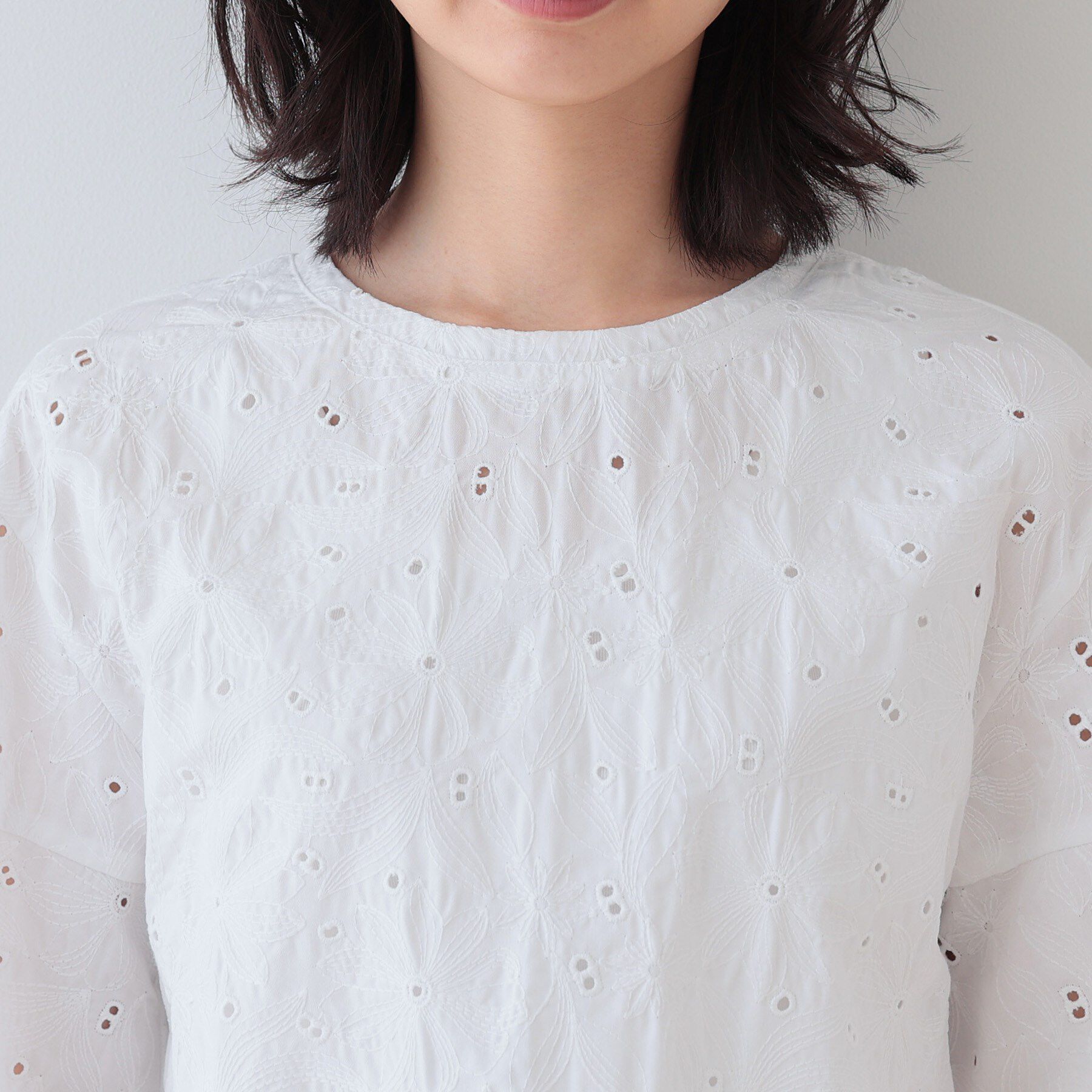 INDIVI「【洗える】フラワーカット刺繍フレアスリーブブラウス」|シャツ・ブラウス|